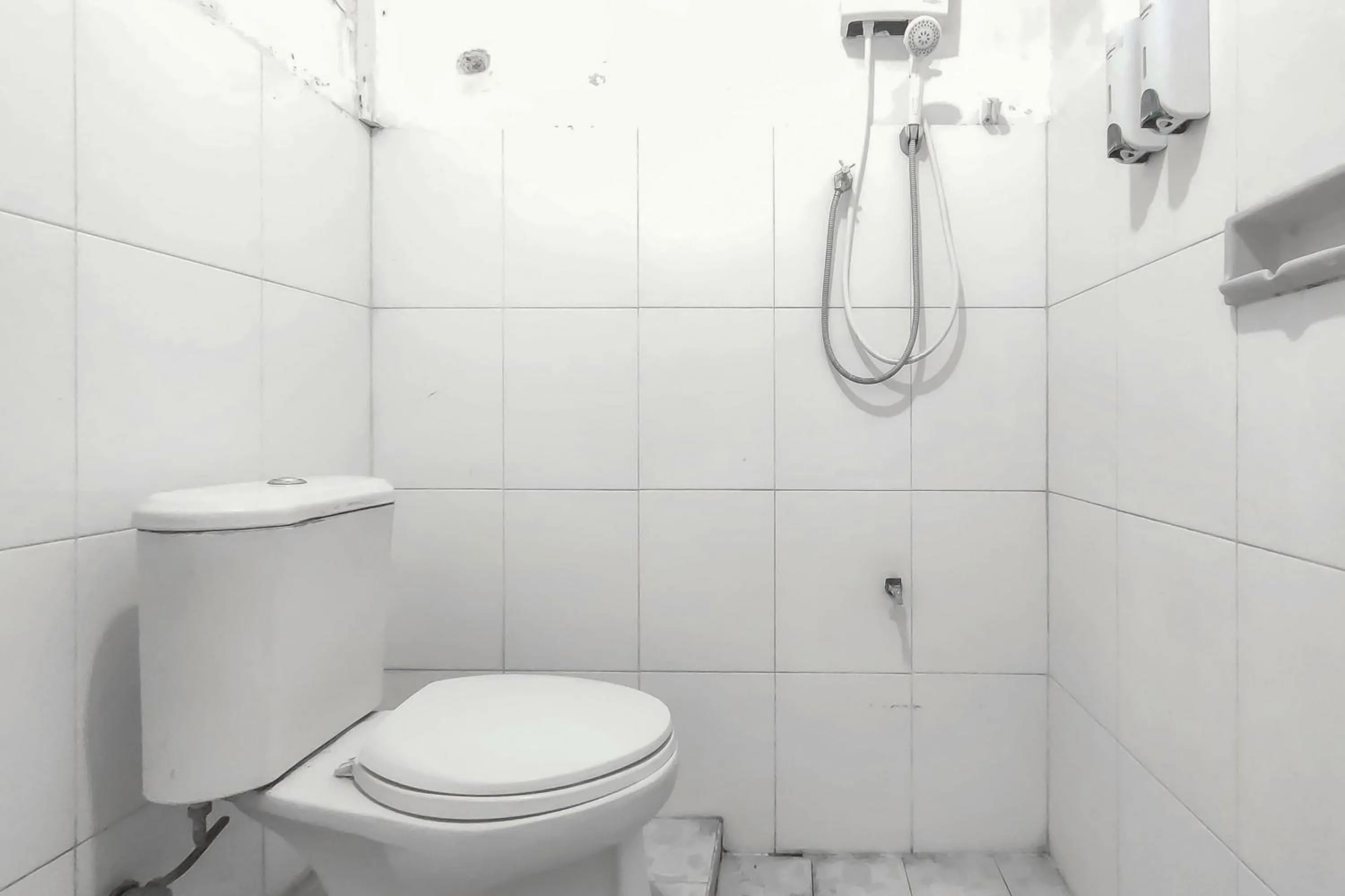 Bathroom in Hotel Karangsalam Indah Near Stasiun Purwokerto Mitra RedDoorz