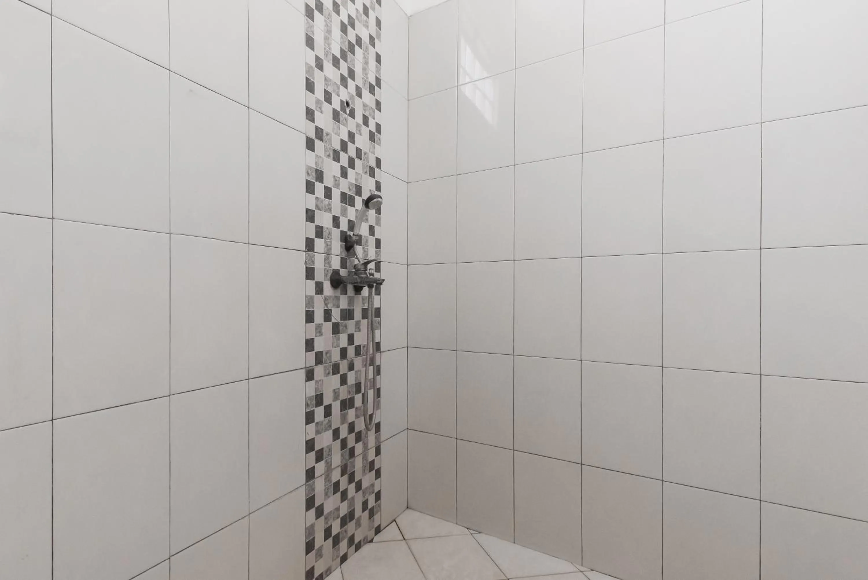 Bathroom in Urbanview Hotel D'Pineapple Villa Ciater by RedDoorz