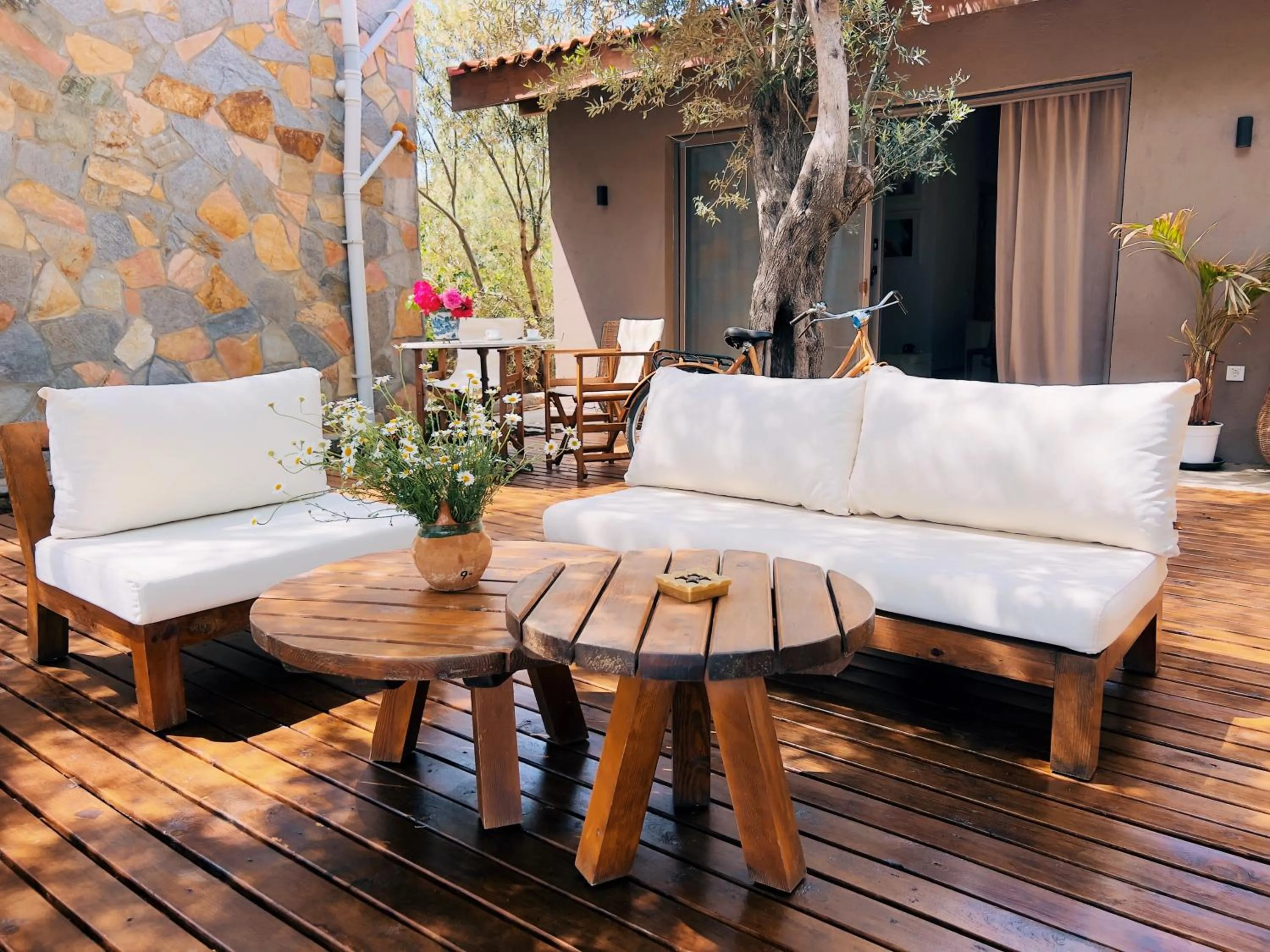 Seating area in Simurg Inn