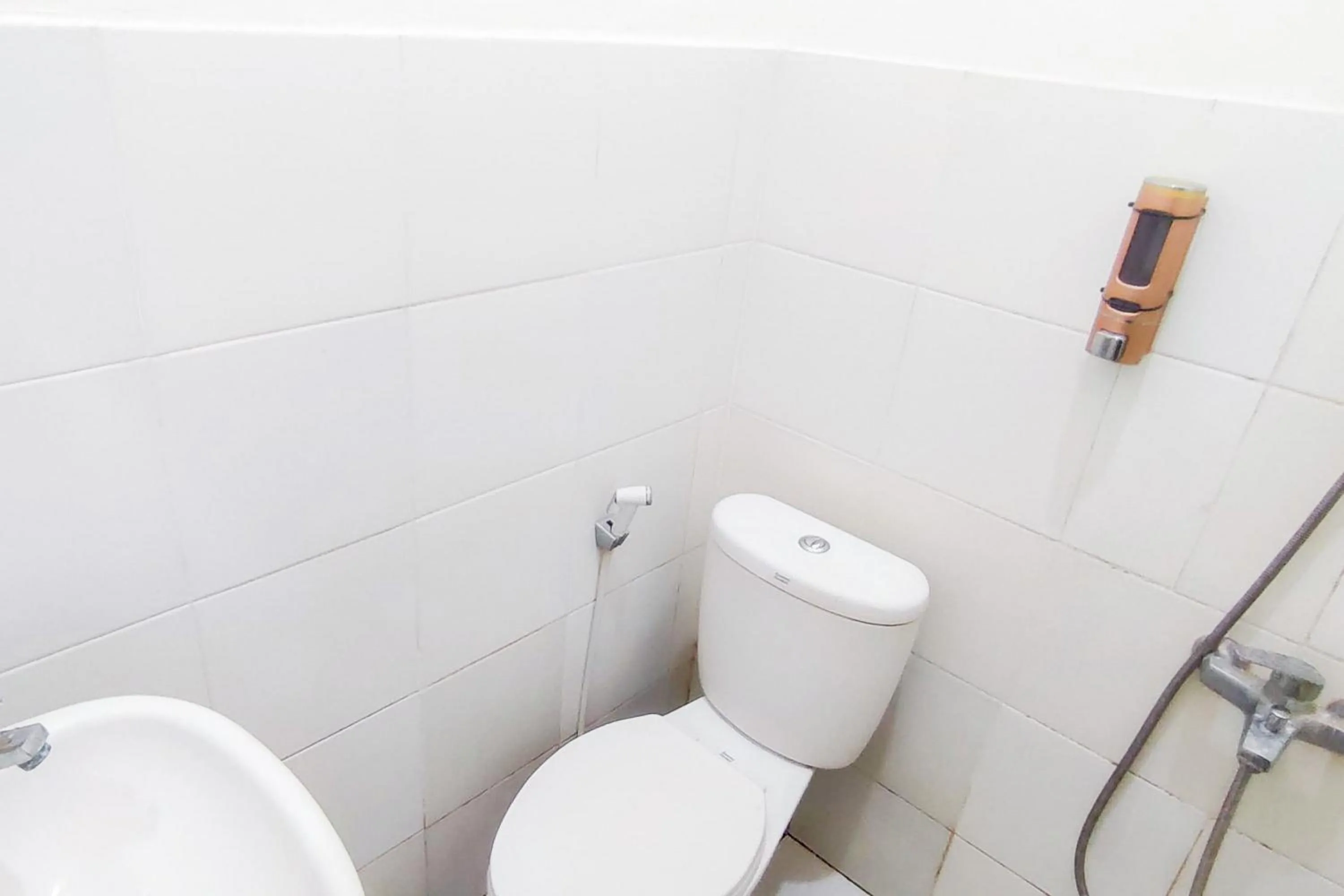 Bathroom in Urbanview Hotel Falah Residence Syariah By RedDoorz