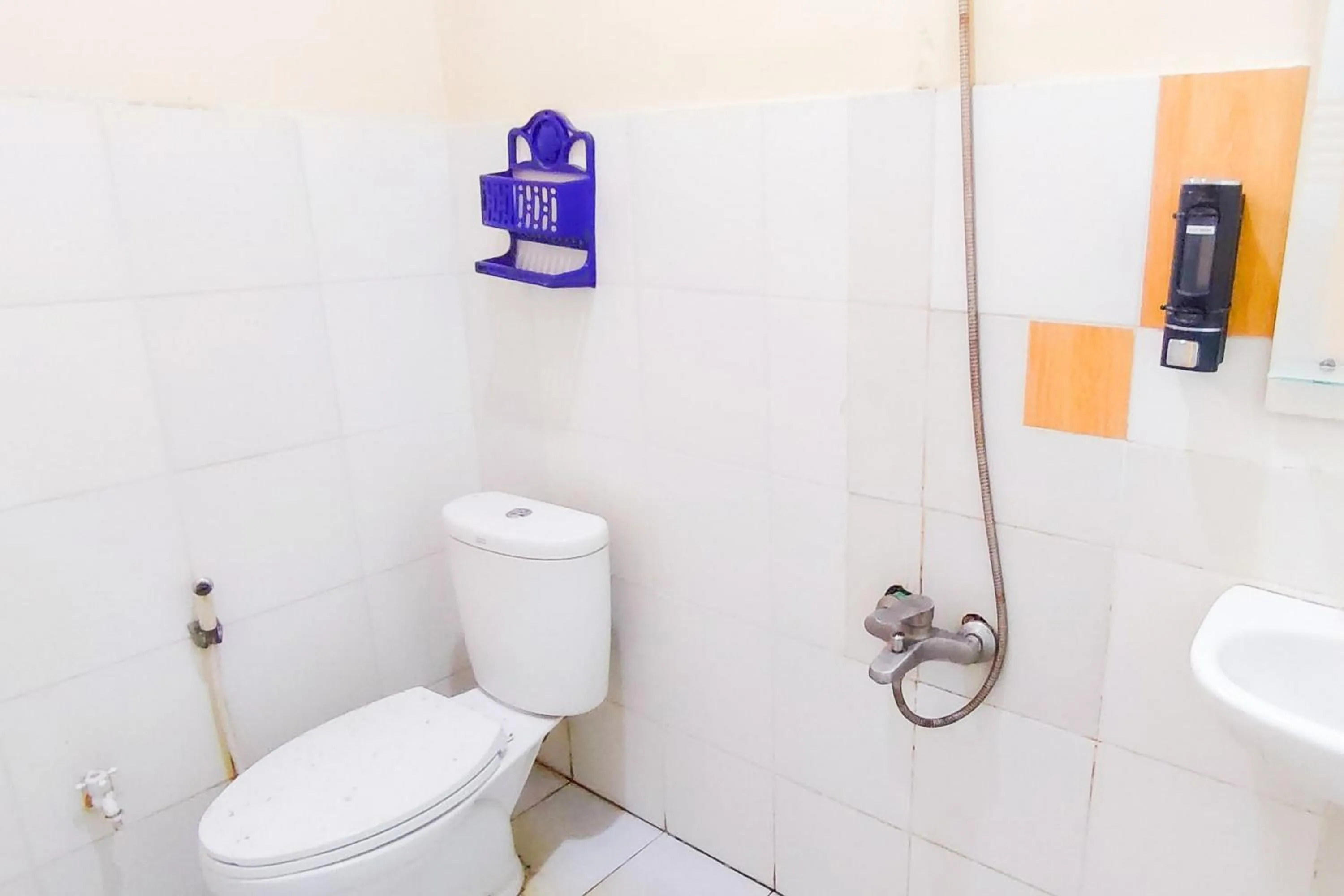 Bathroom in Urbanview Hotel Falah Residence Syariah By RedDoorz