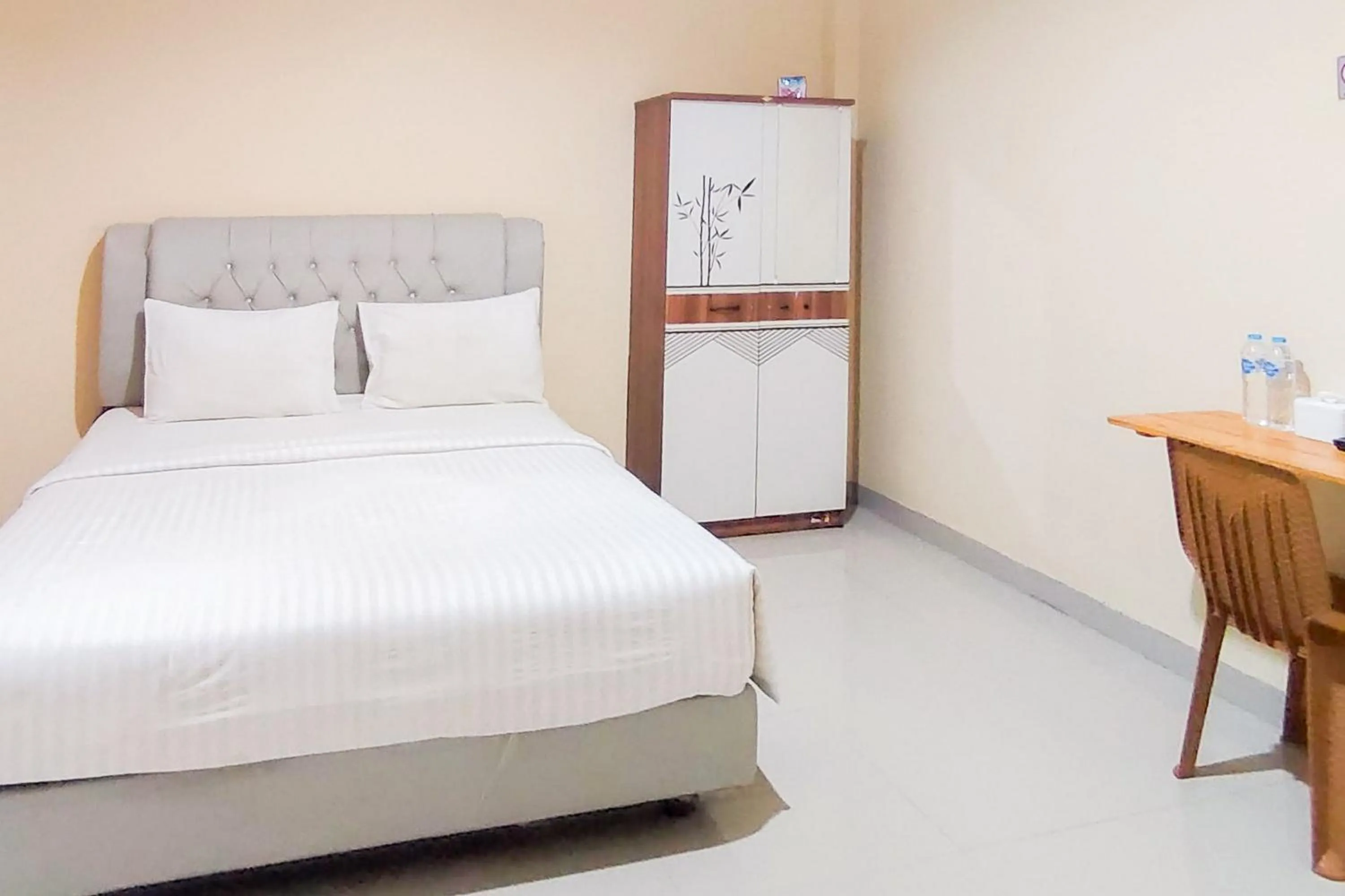 Bedroom, Bed in Urbanview Hotel Falah Residence Syariah By RedDoorz