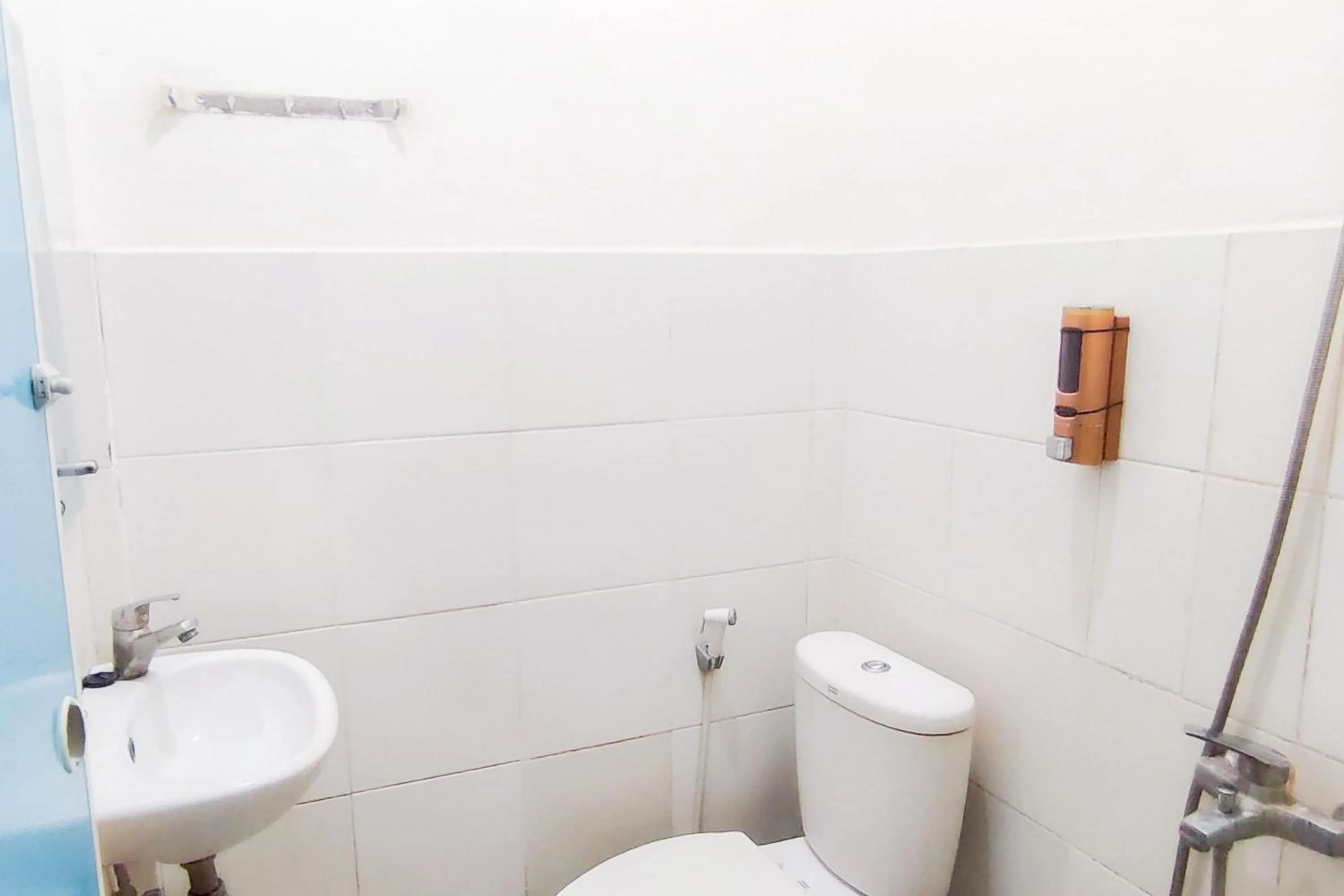 Bathroom in Urbanview Hotel Falah Residence Syariah By RedDoorz