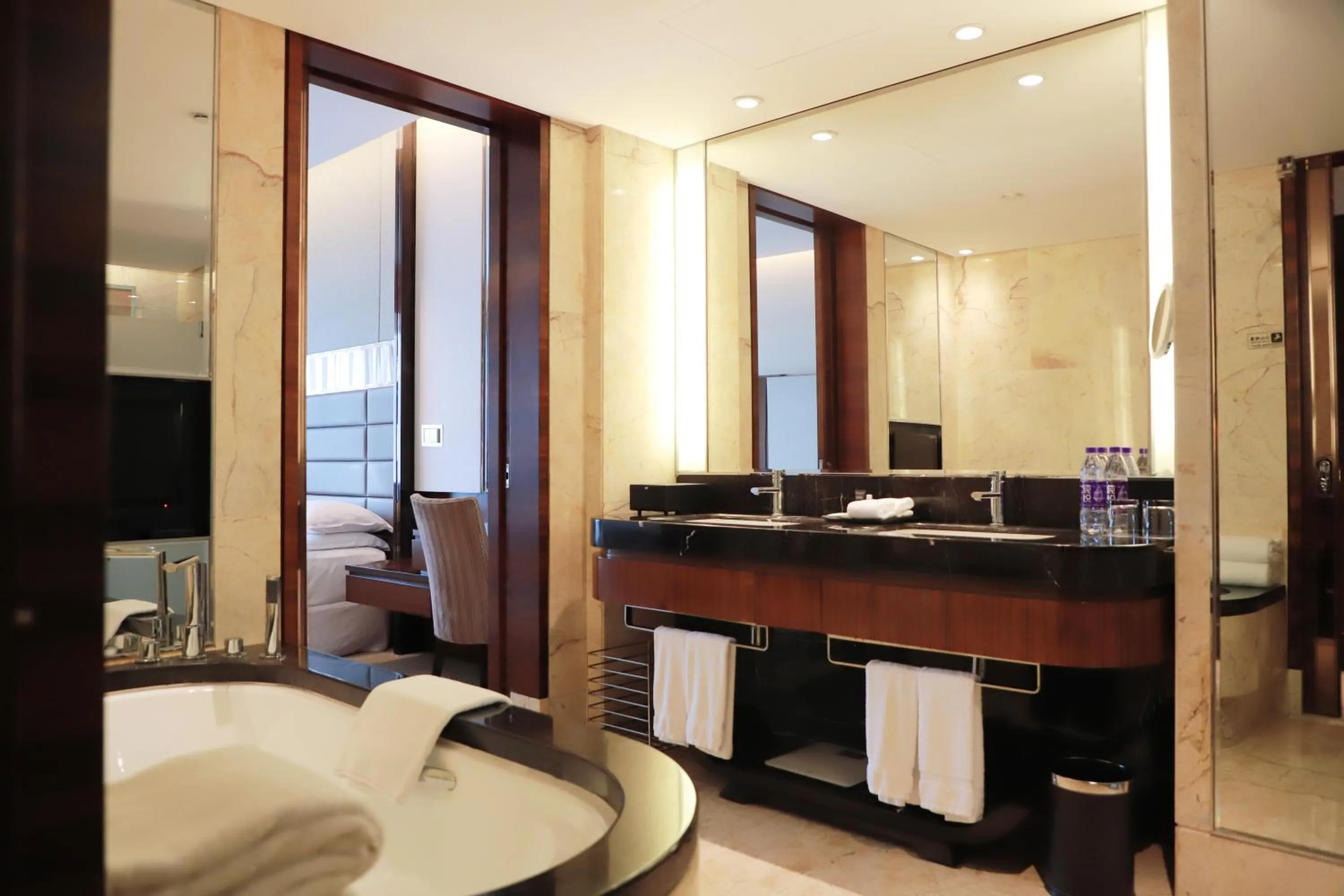 Hot Tub, Bed in Sheraton Hefei Xinzhan Hotel