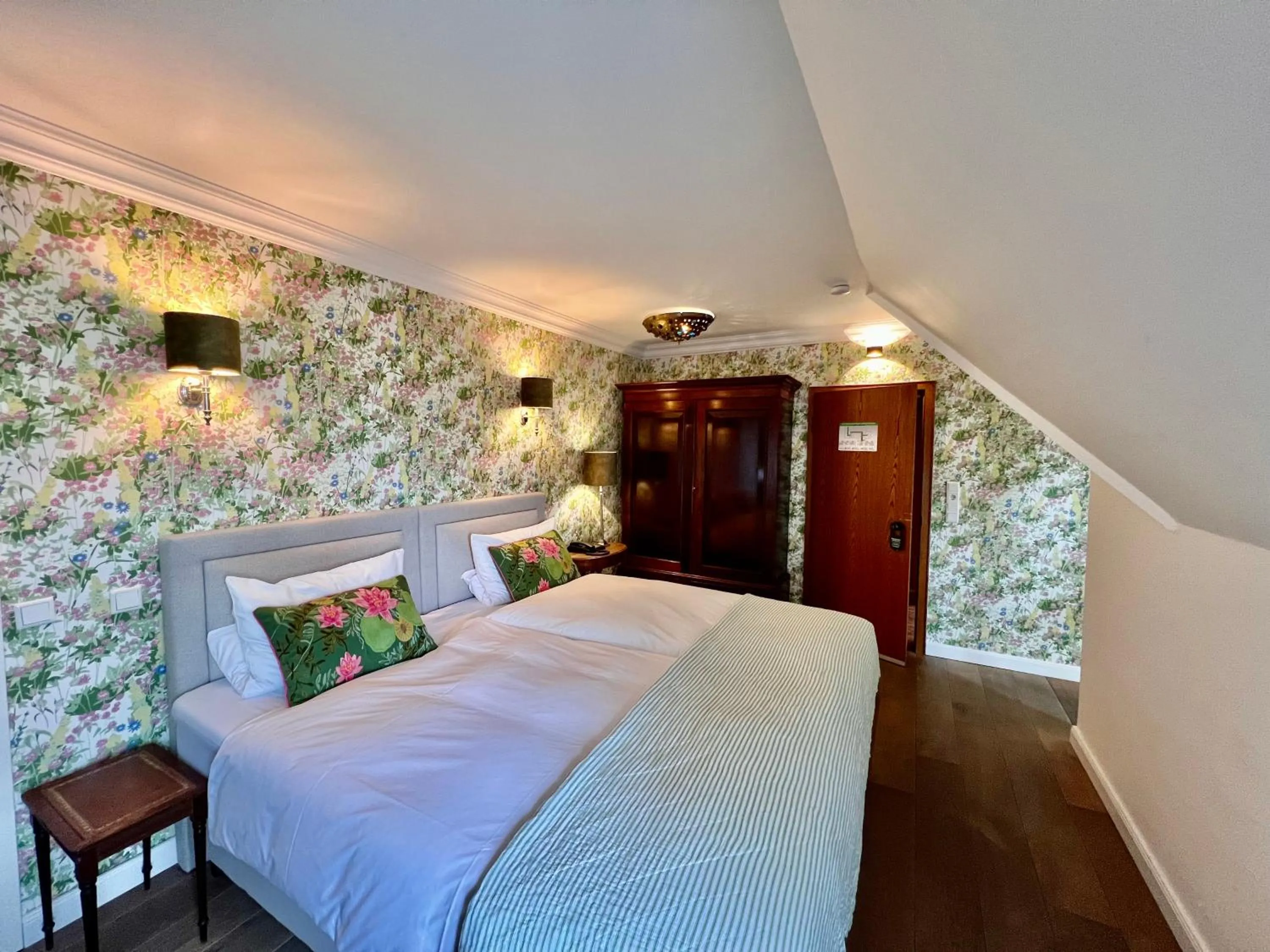 Bed in Hotel Ashley's Garden