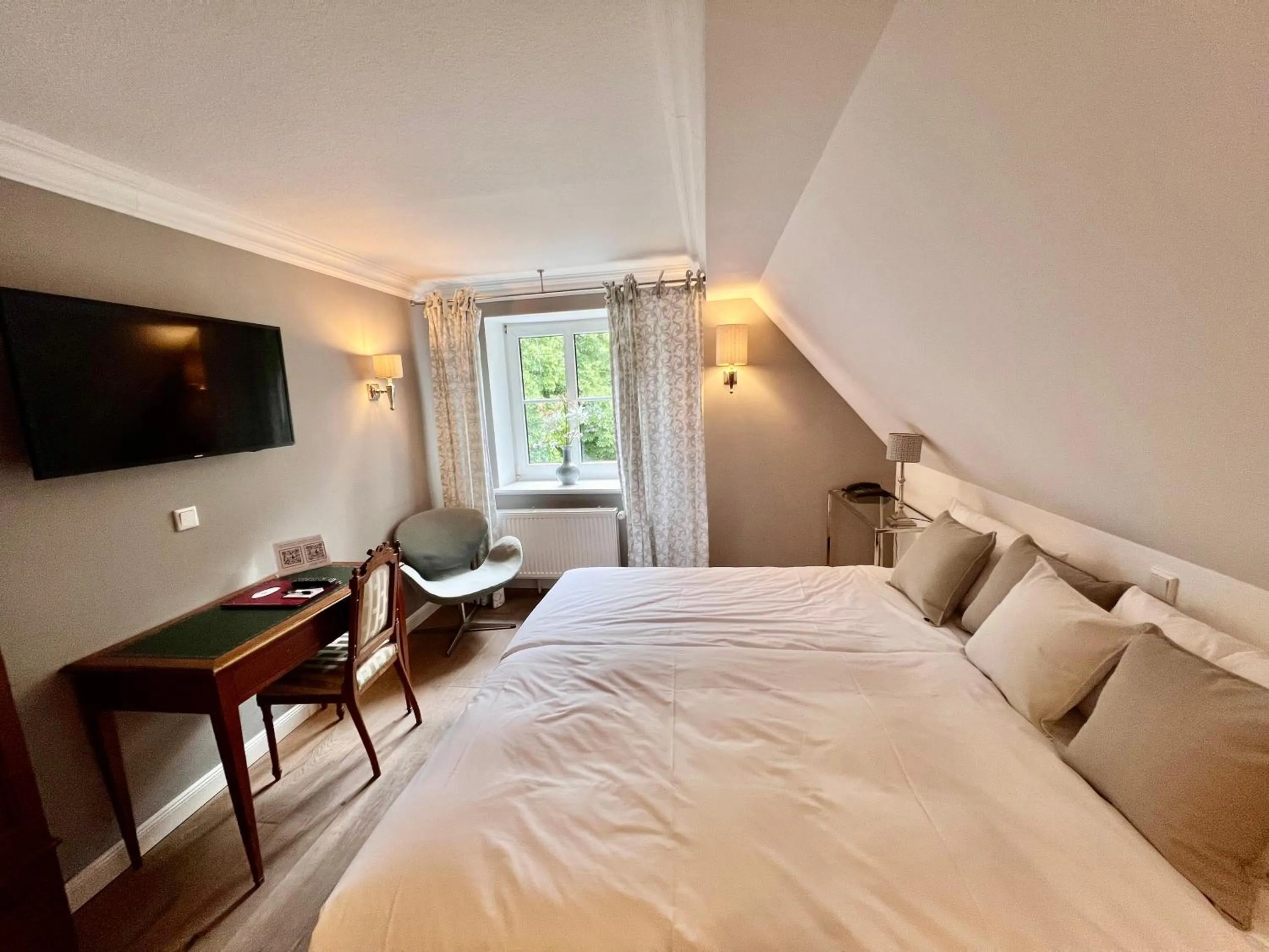 Bed in Hotel Ashley's Garden