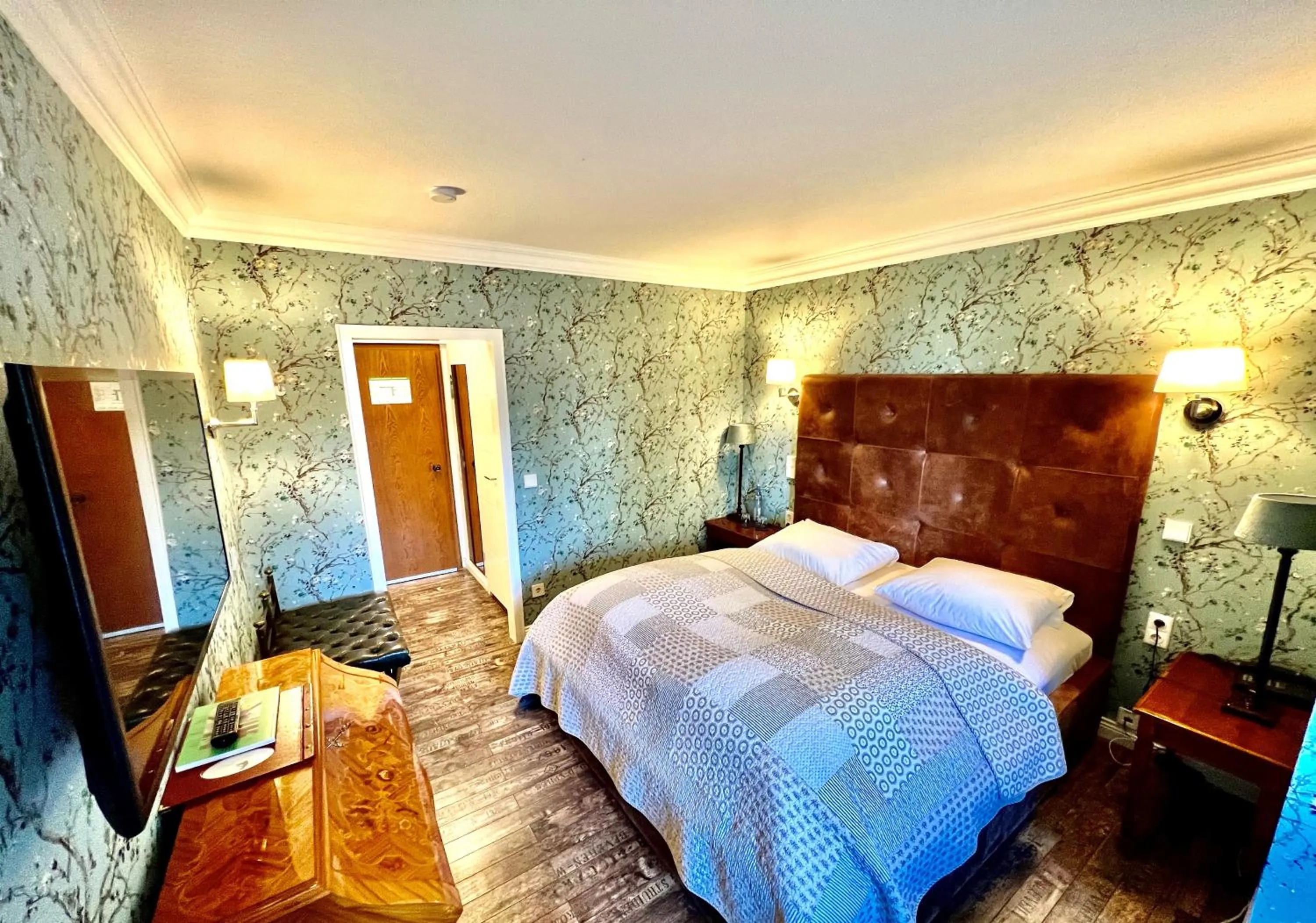 Photo of the whole room, Bed in Hotel Ashley's Garden