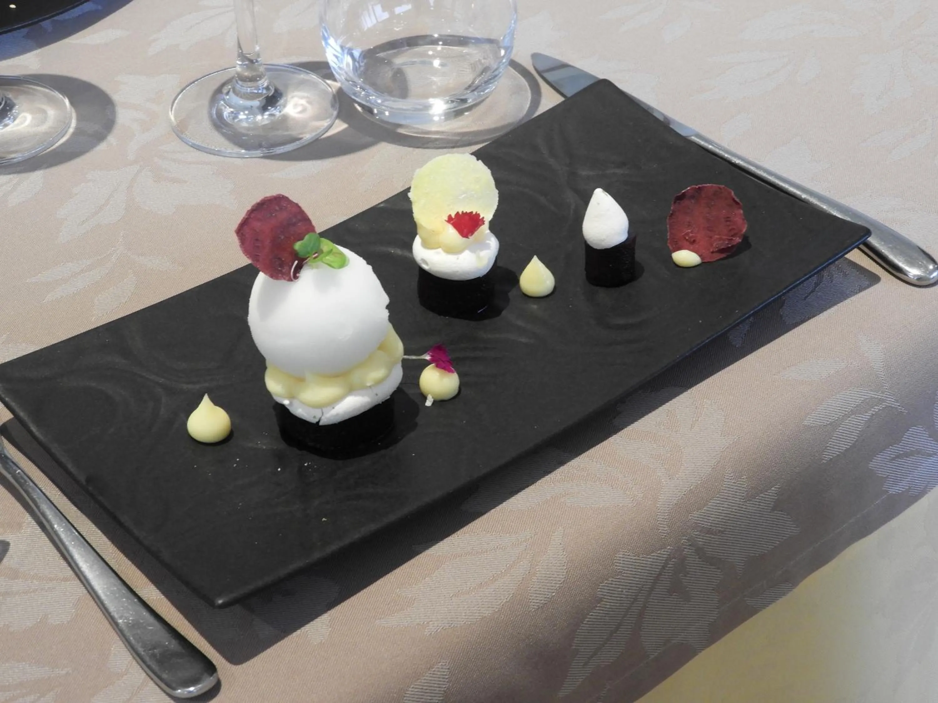 Food and drinks in Logis Hôtel Le Pélican & son restaurant