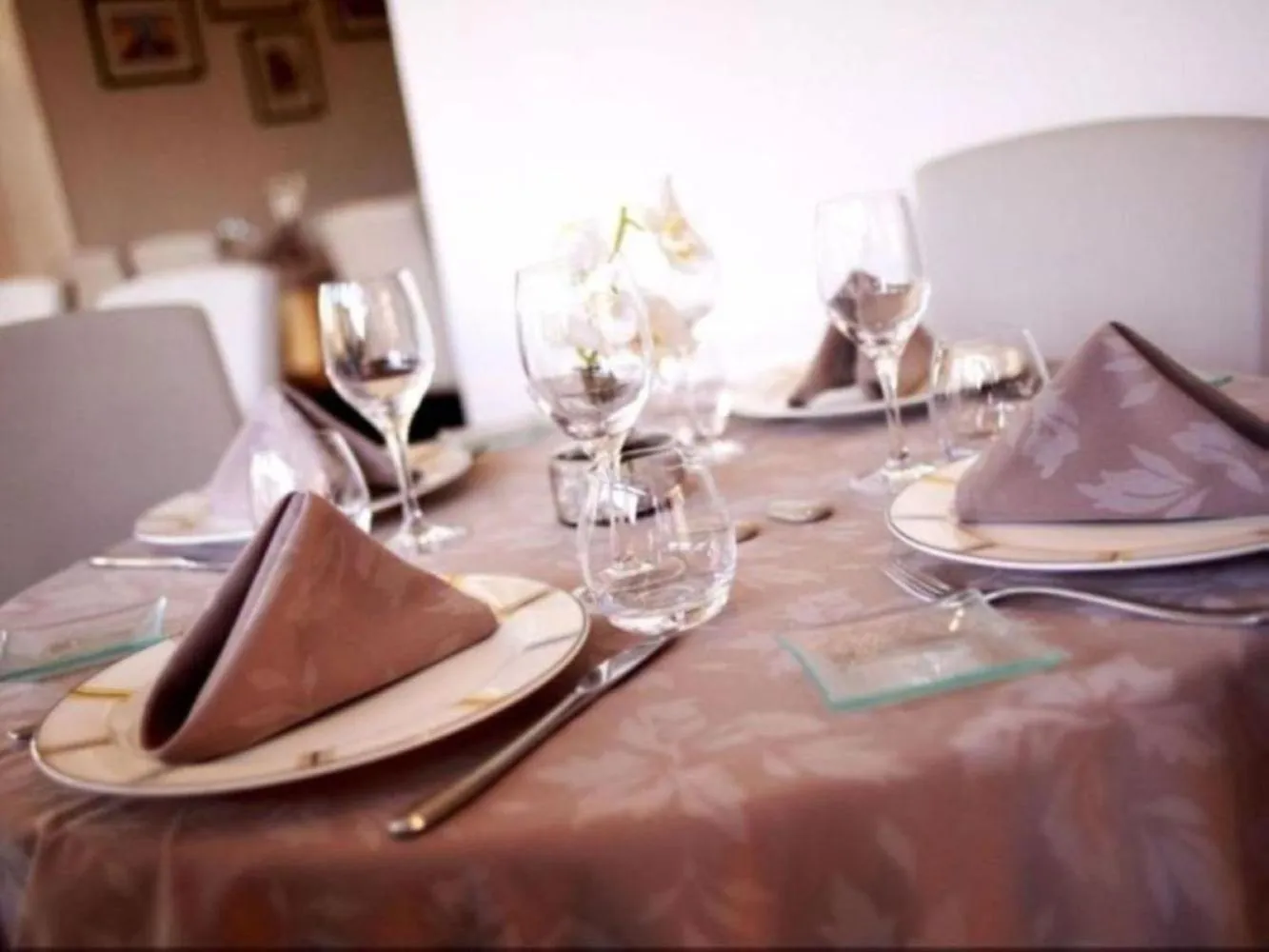 Restaurant/places to eat in Logis Hôtel Le Pélican & son restaurant