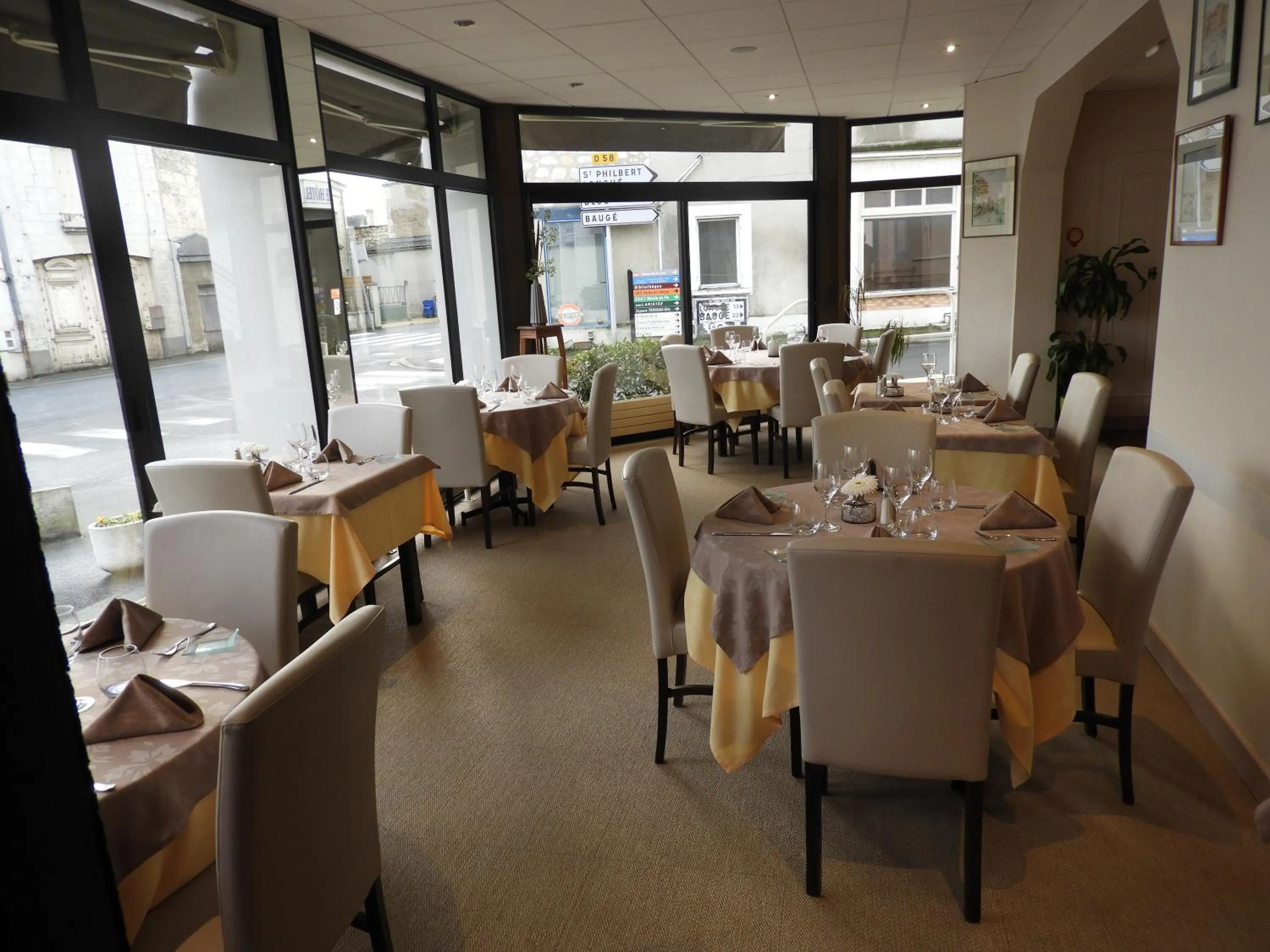 Restaurant/places to eat in Logis Hôtel Le Pélican & son restaurant