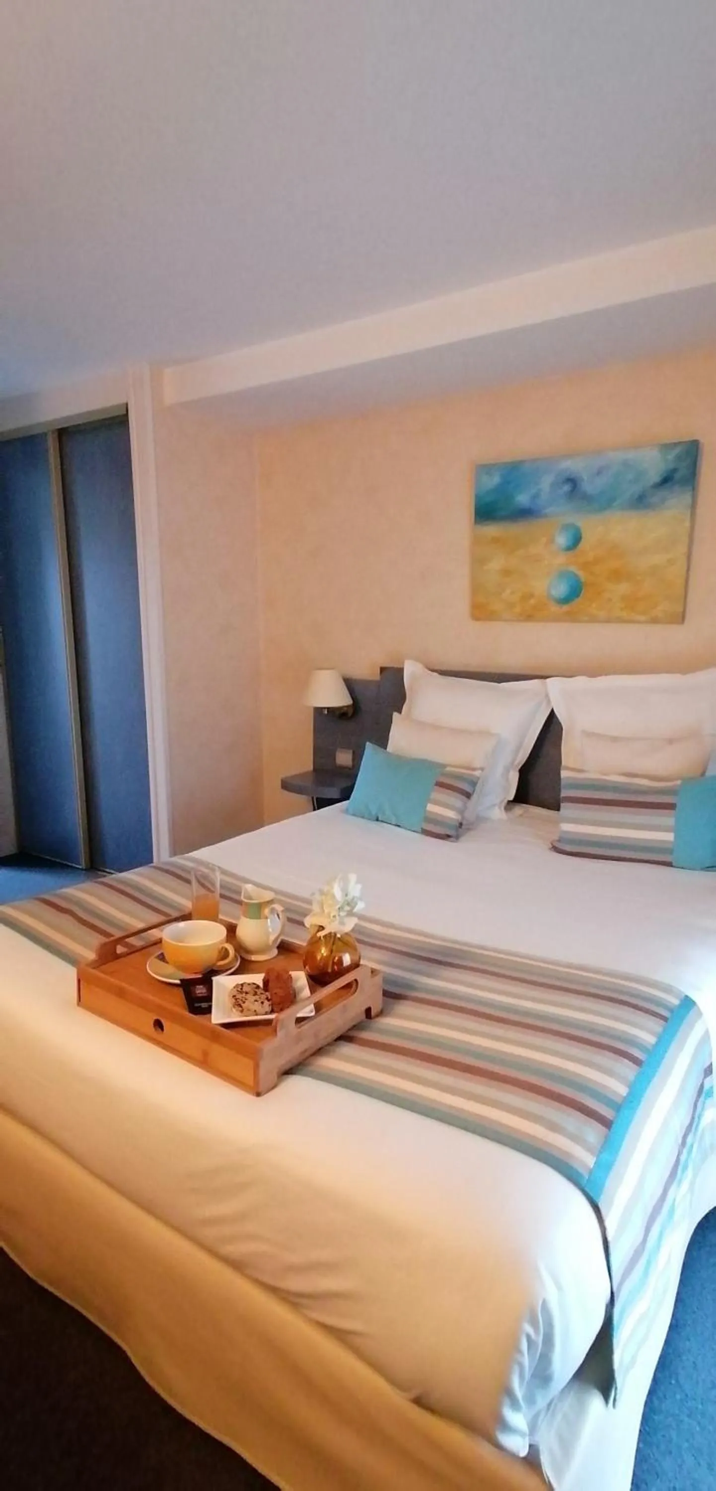 Bed in Logis Hôtel Le Pélican & son restaurant