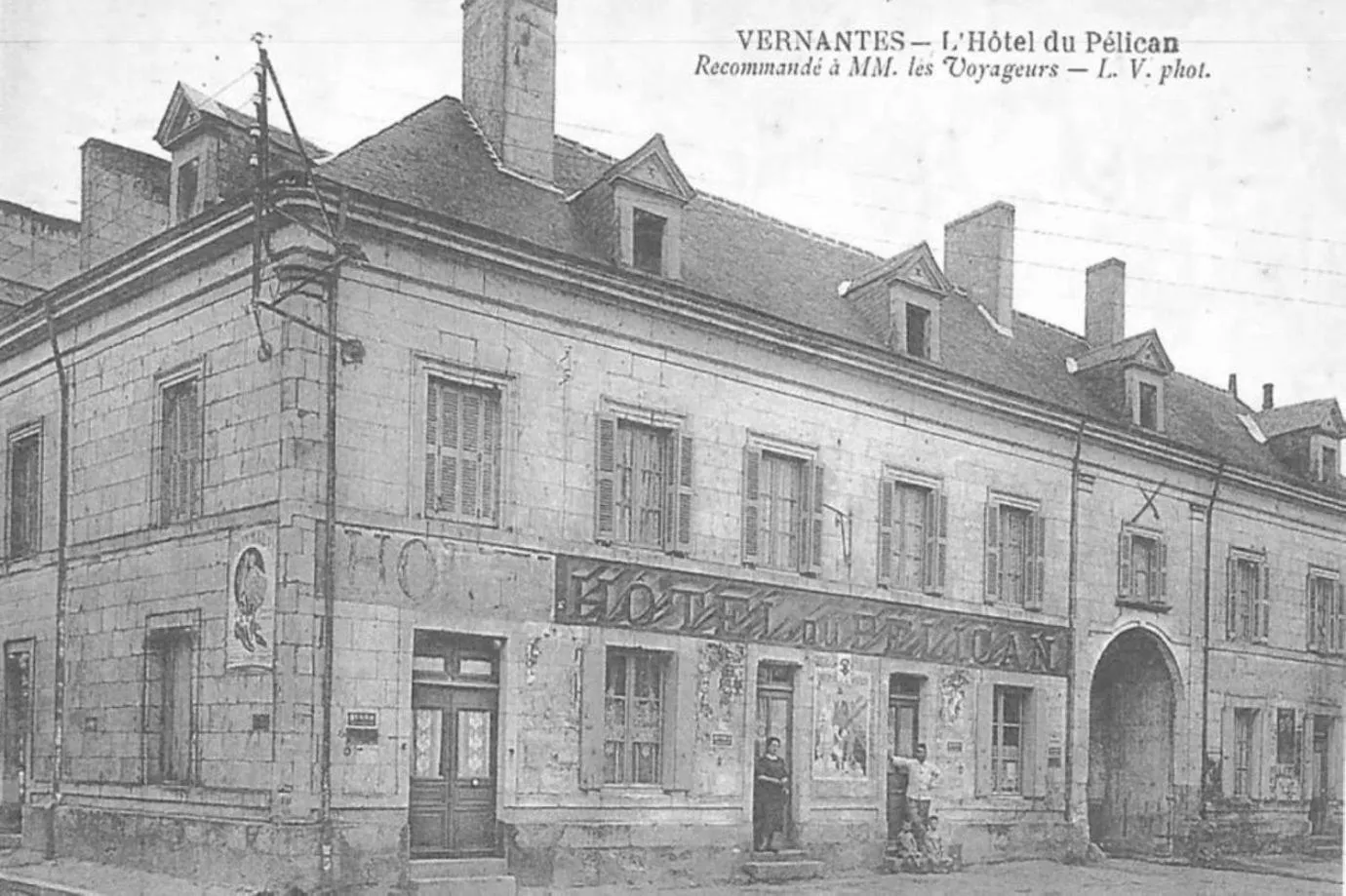 Property building in Logis Hôtel Le Pélican & son restaurant