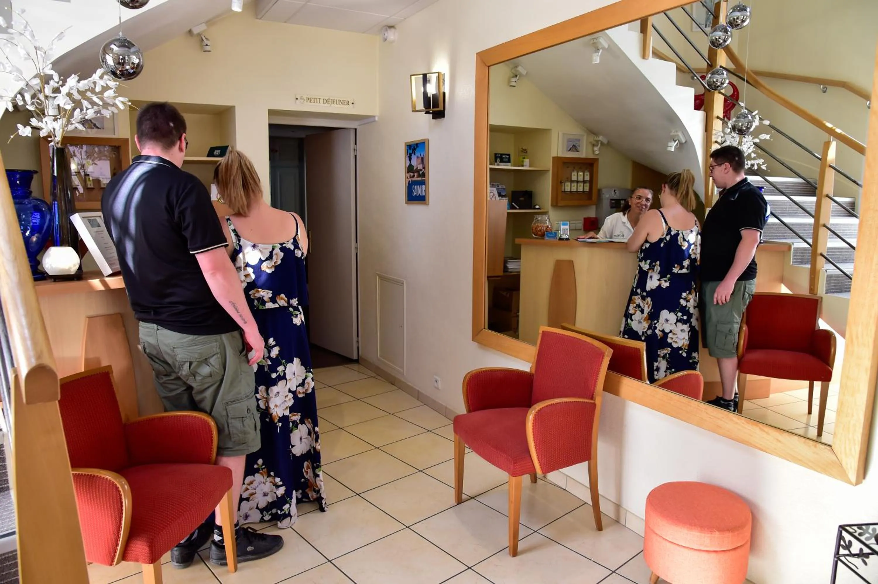 Lobby or reception in Logis Hôtel Le Pélican & son restaurant