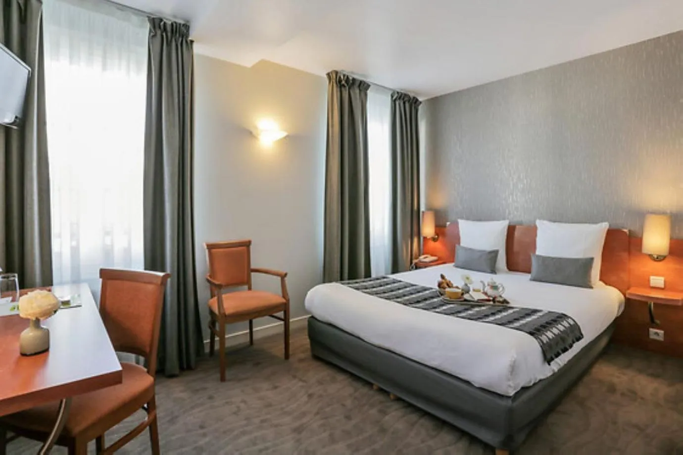 Photo of the whole room, Bed in Logis Hôtel Le Pélican & son restaurant