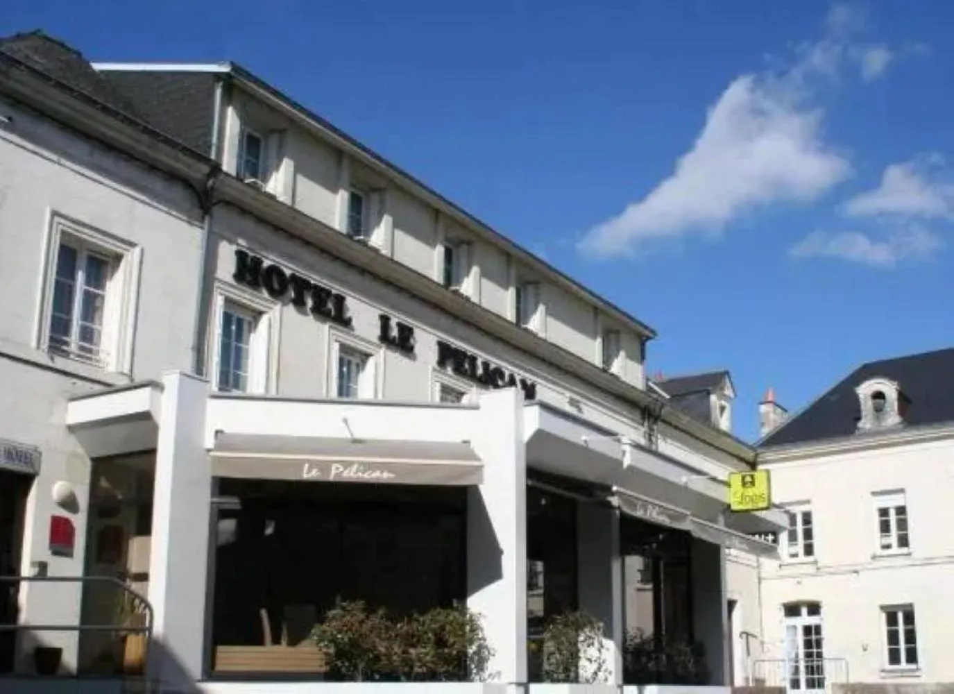 Property building in Logis Hôtel Le Pélican & son restaurant