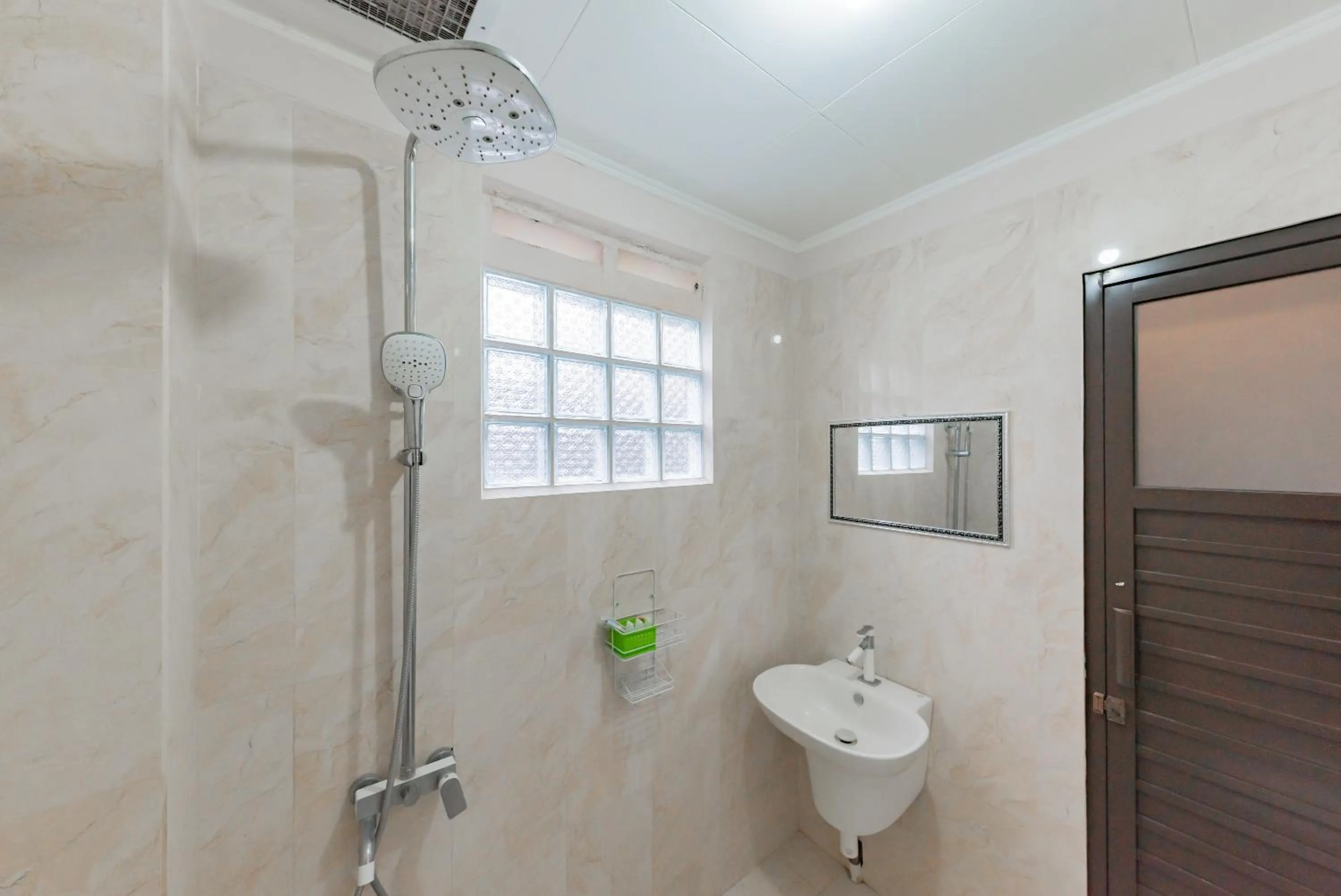 Bathroom in Urbanview Hotel Villa Surya Bandung