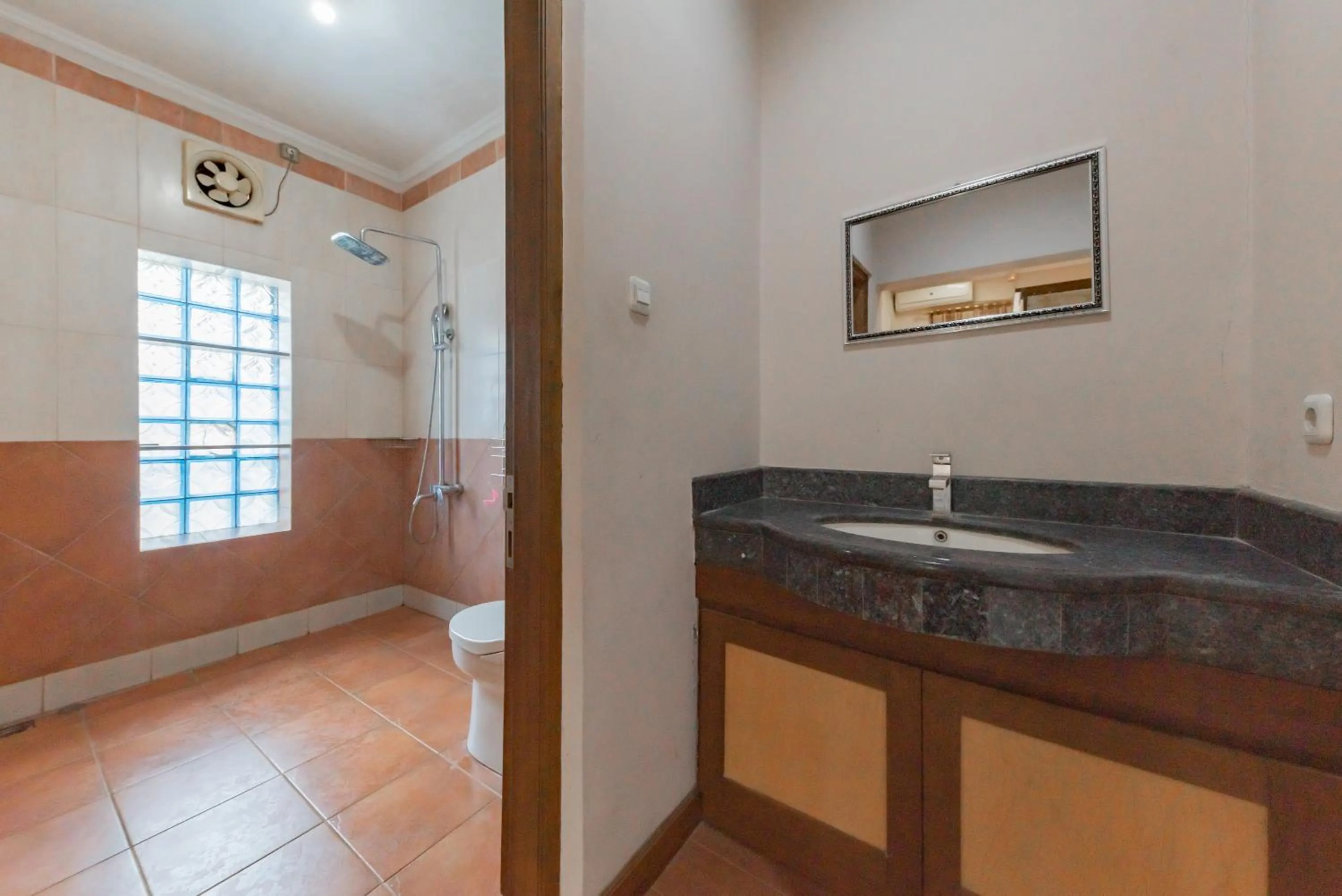 Bathroom in Urbanview Hotel Villa Surya Bandung