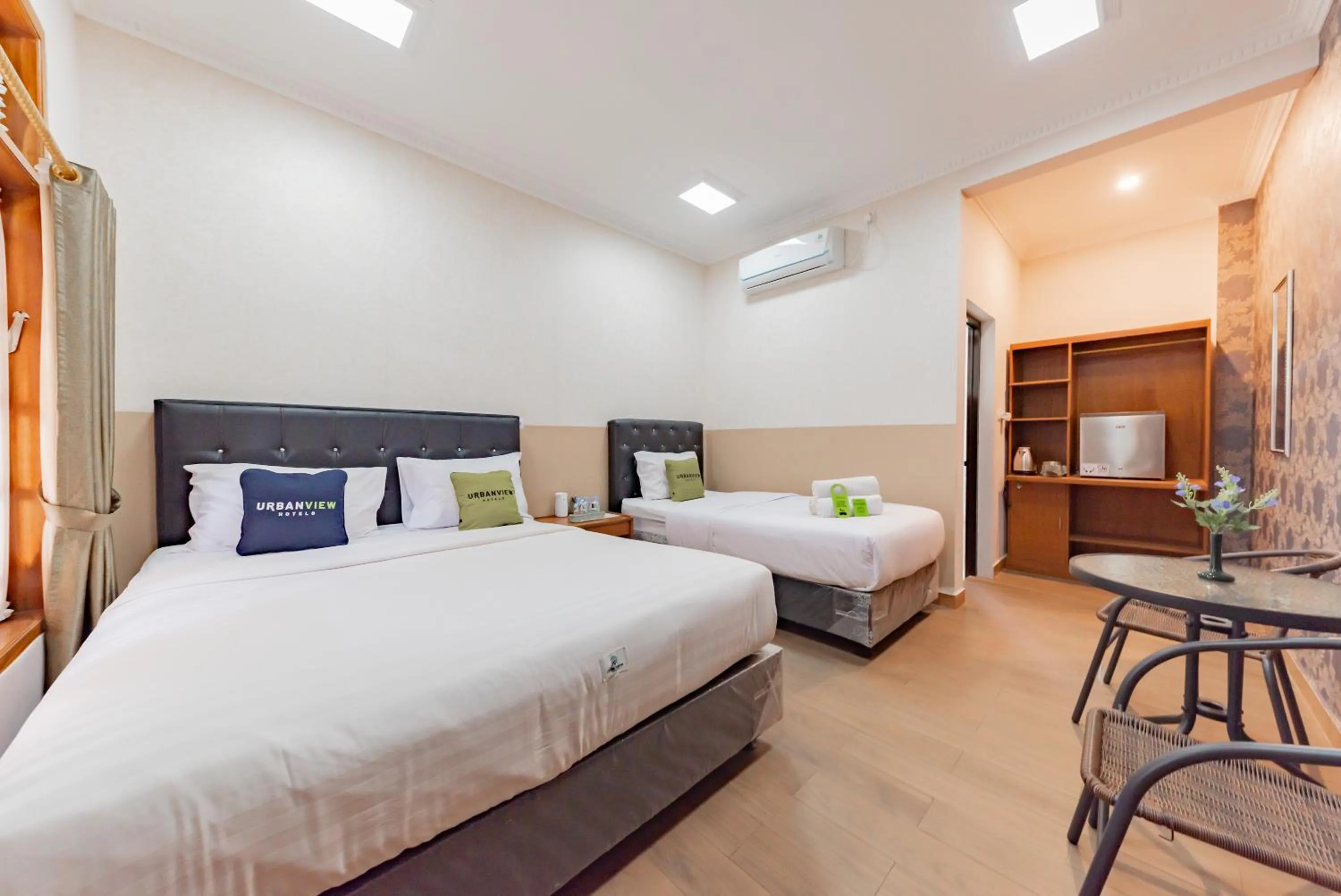 Bedroom, Bed in Urbanview Hotel Villa Surya Bandung