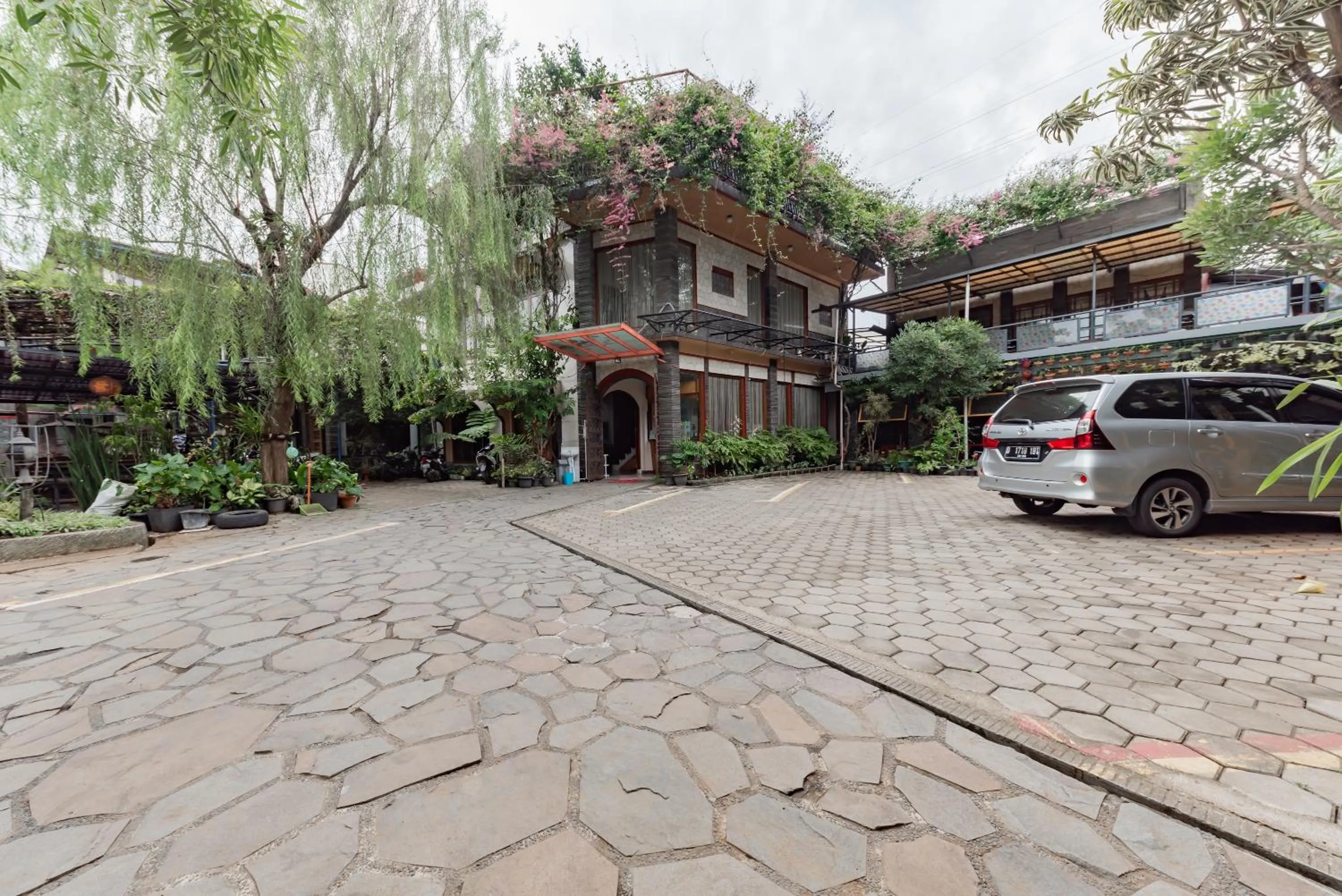 Property building in Urbanview Hotel Villa Surya Bandung