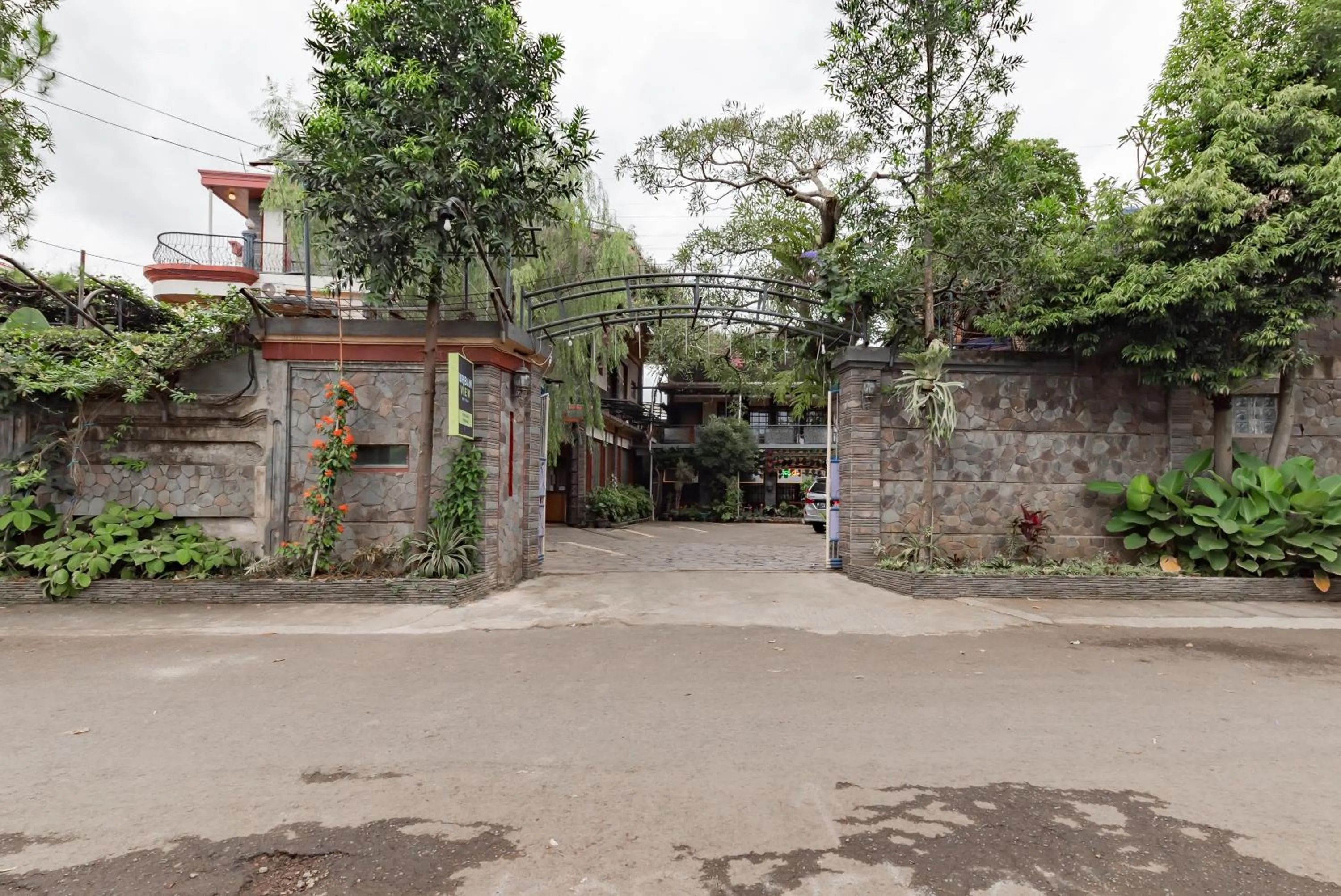 Street view in Urbanview Hotel Villa Surya Bandung