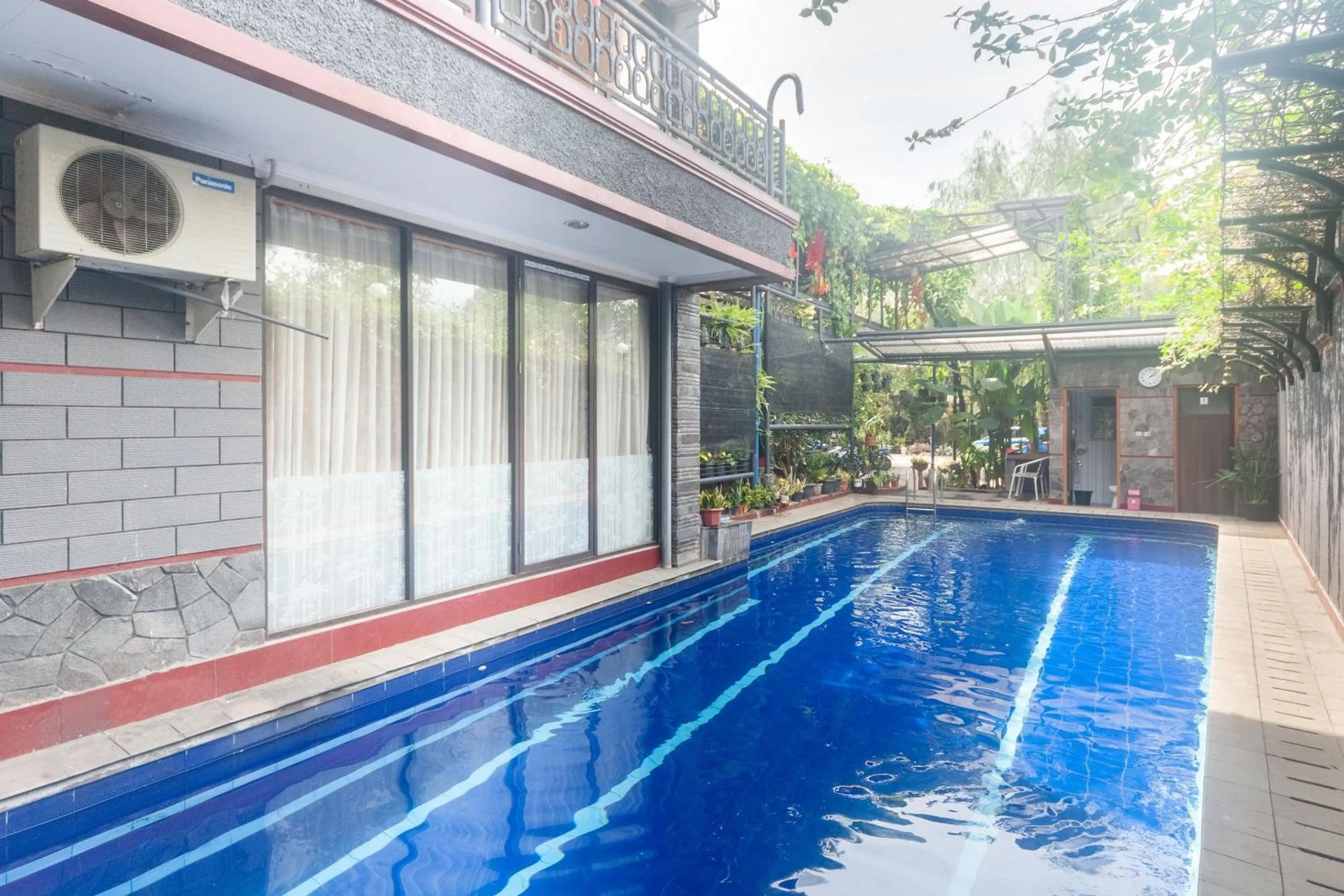 Swimming pool in Urbanview Hotel Villa Surya Bandung
