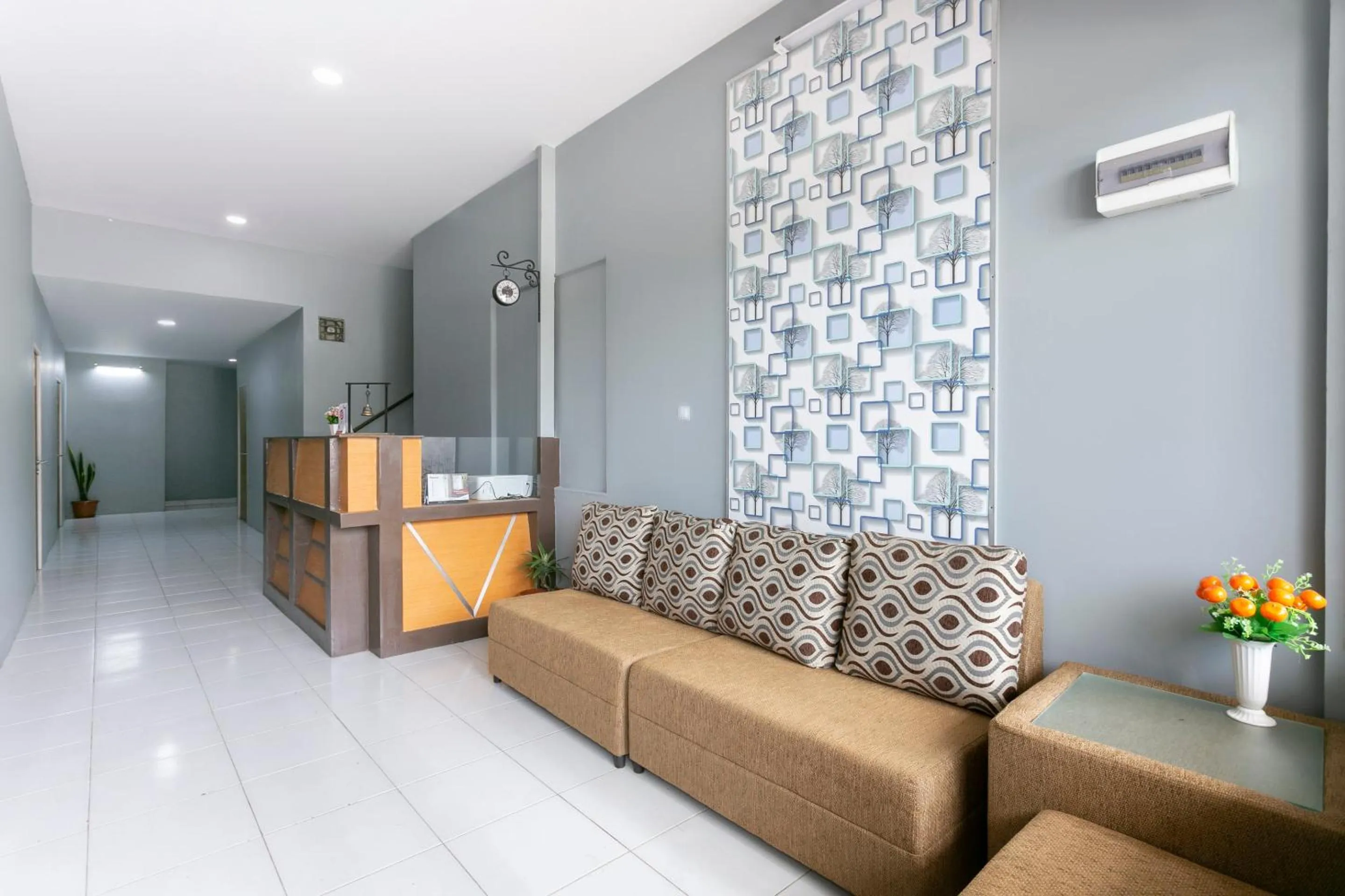 Lobby or reception in Collection O 3130 D'Valley View