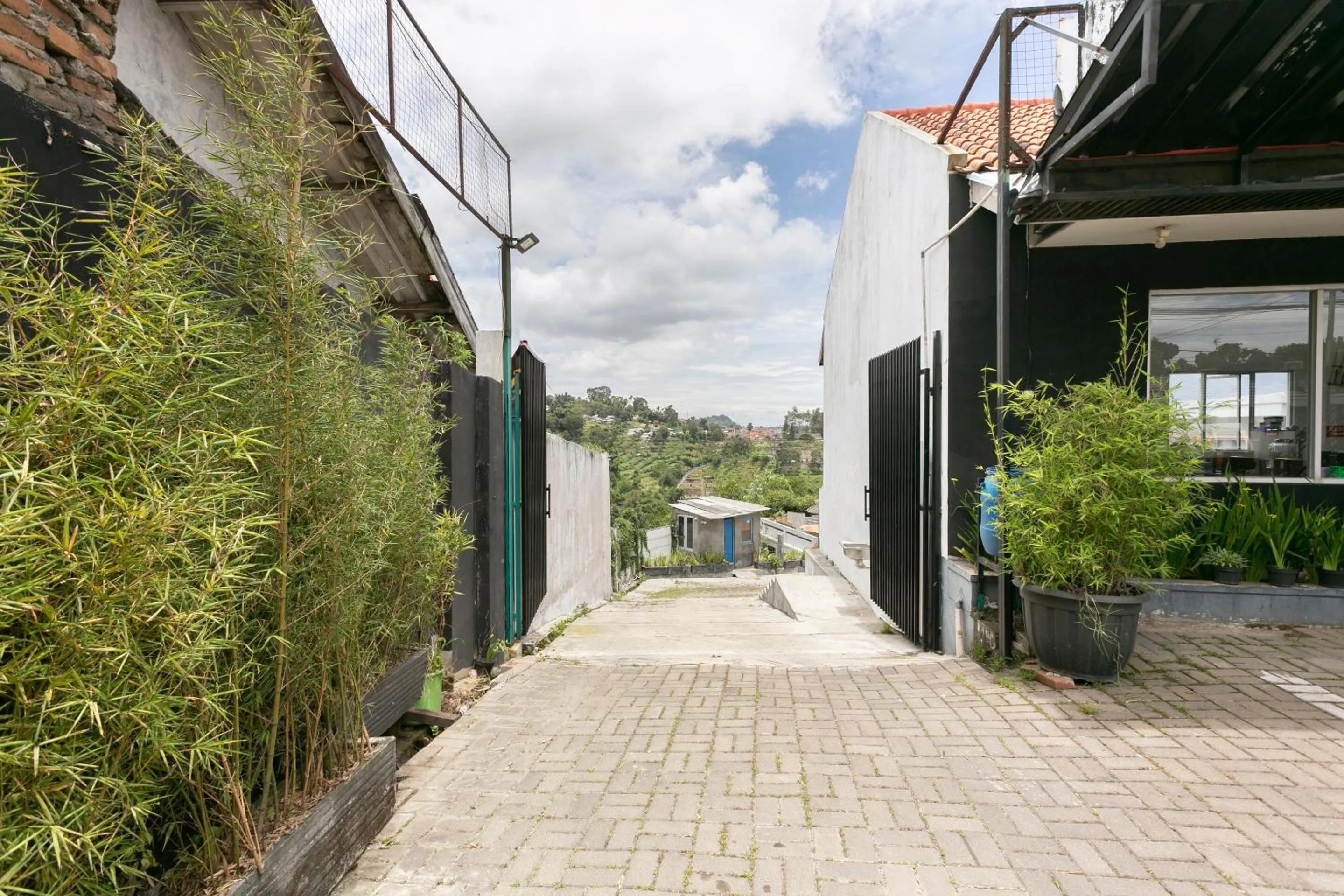 Facade/entrance in Collection O 3130 D'Valley View