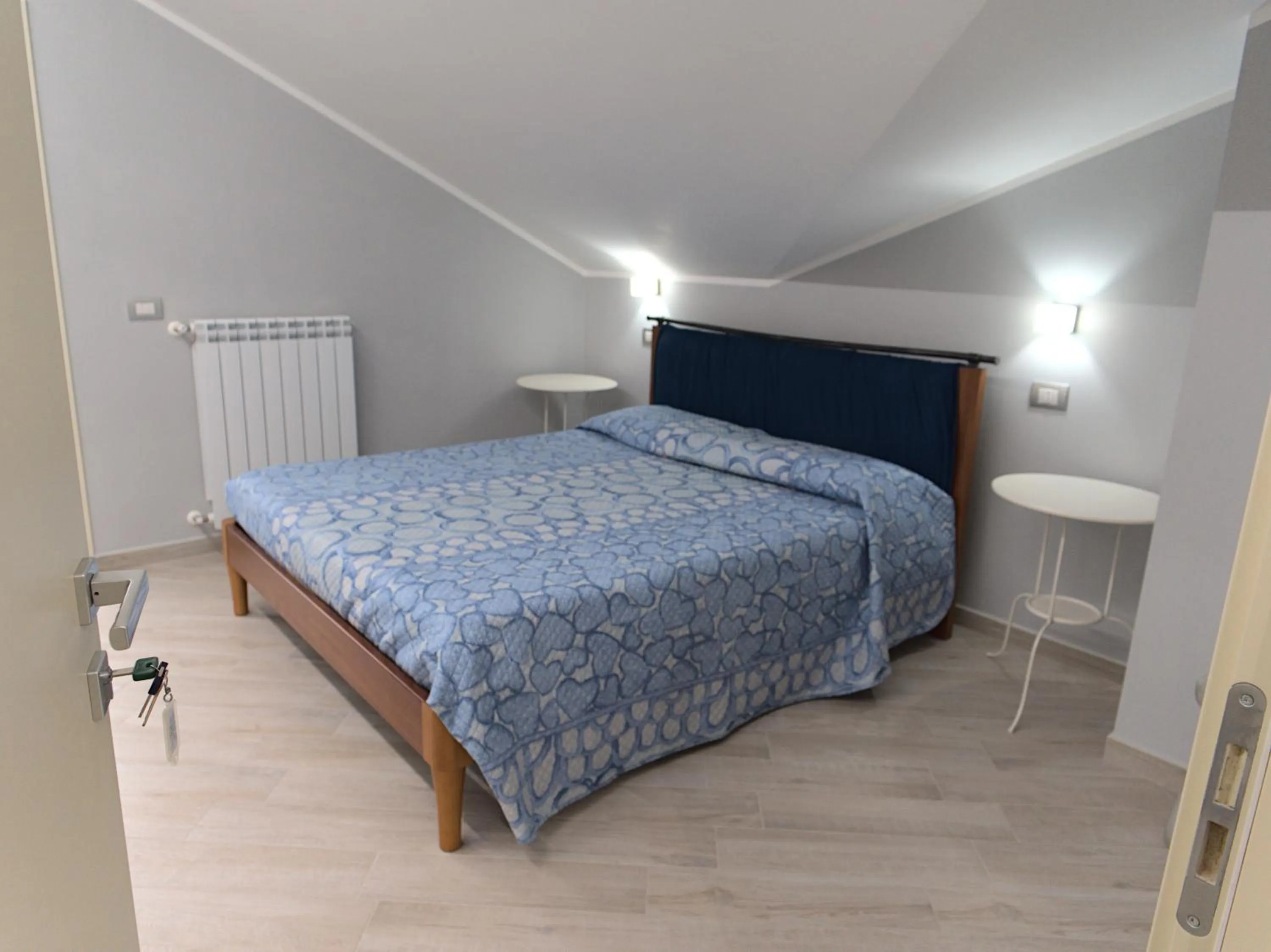 Photo of the whole room, Bed in DADA