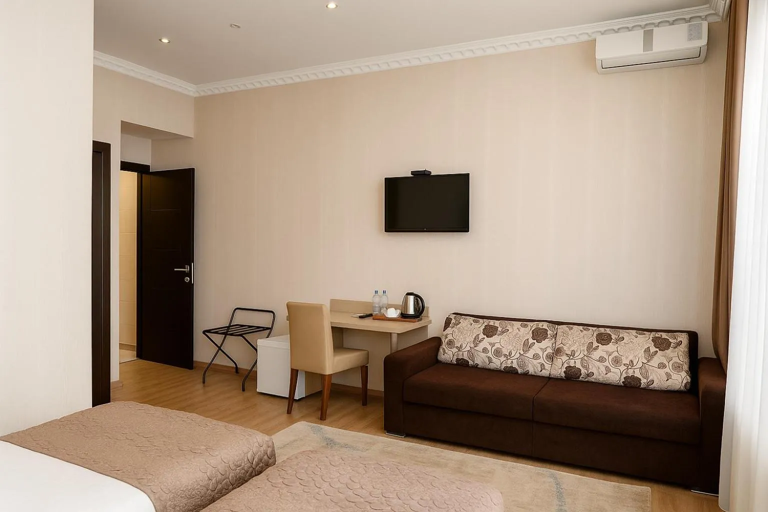 Photo of the whole room, Bed in Rustaveli Palace