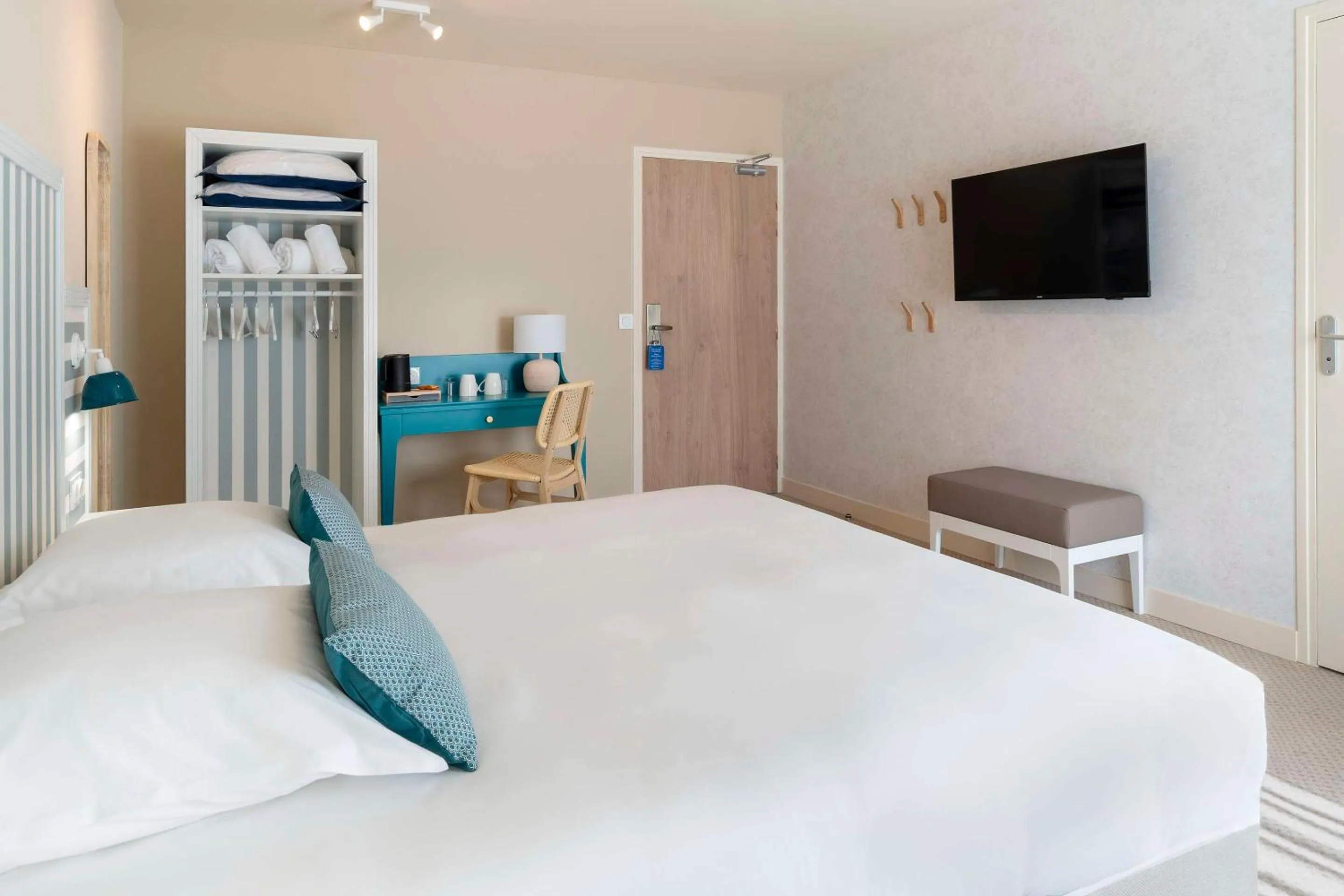 Bedroom, Bed in Hôtel Le Galion