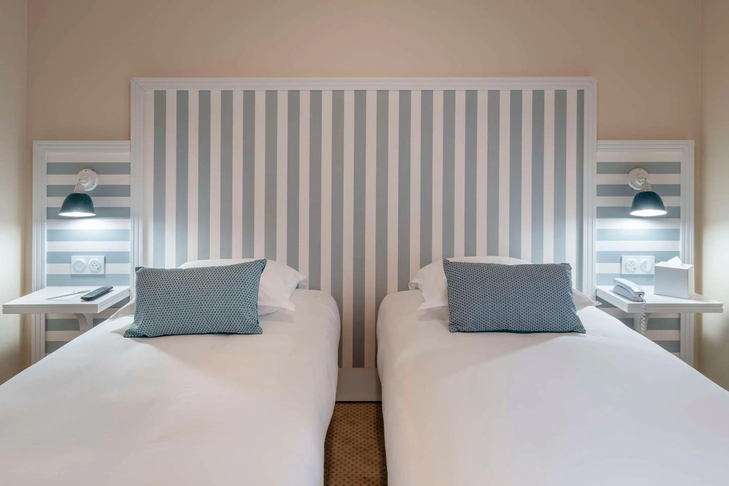 Bedroom, Bed in Hôtel Le Galion