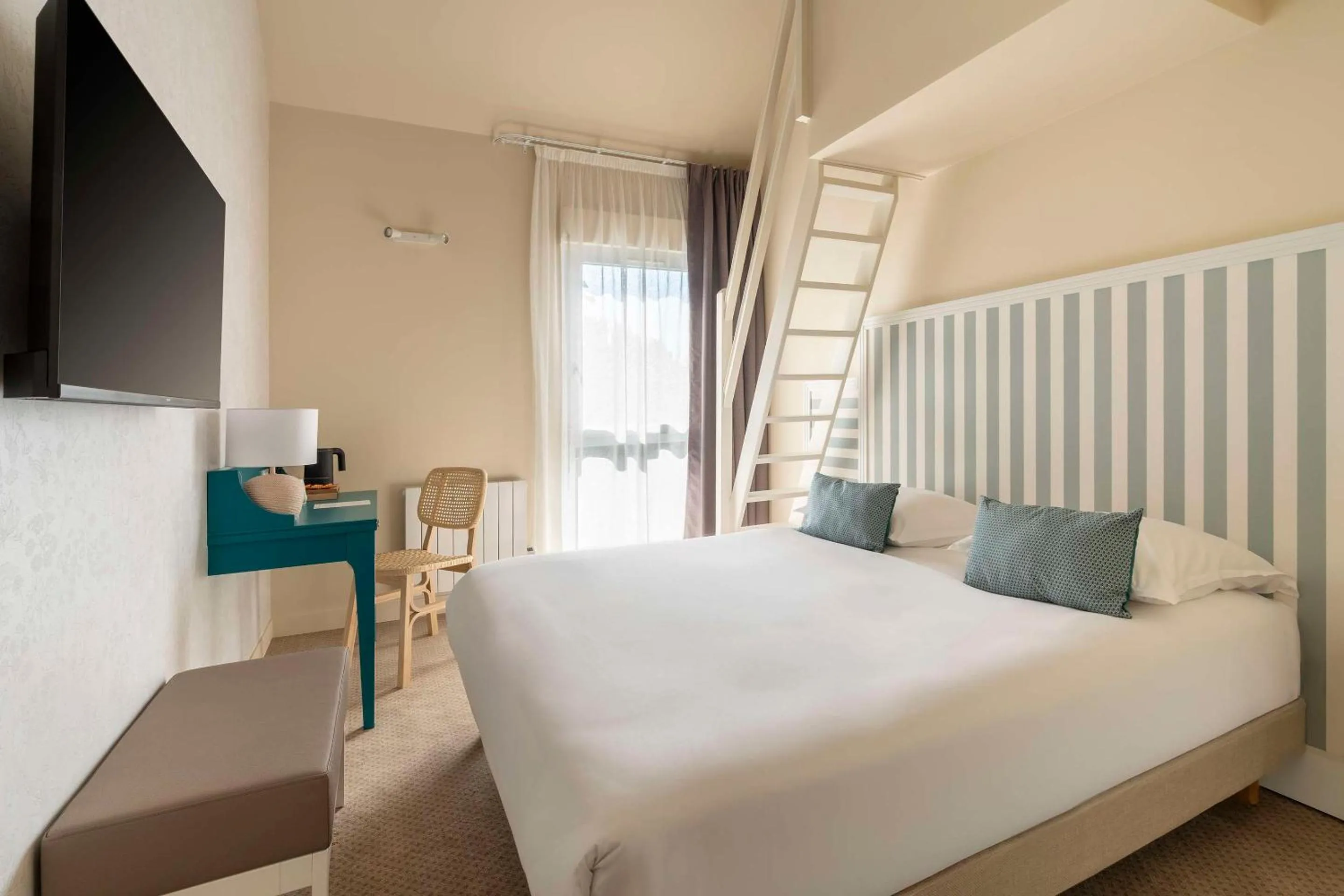 Bedroom, Bed in Hôtel Le Galion