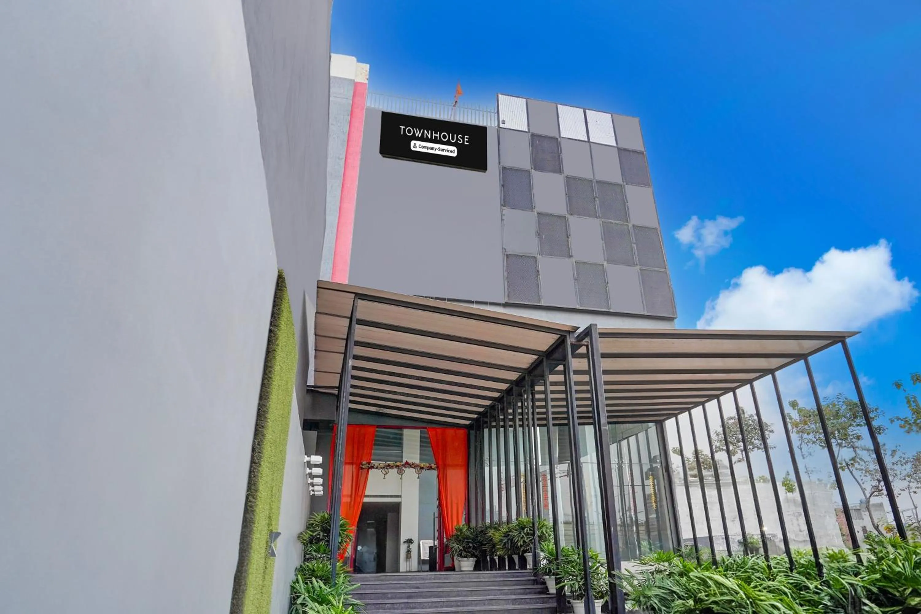 Facade/entrance in Super Townhouse Gomti Nagar Matiyari