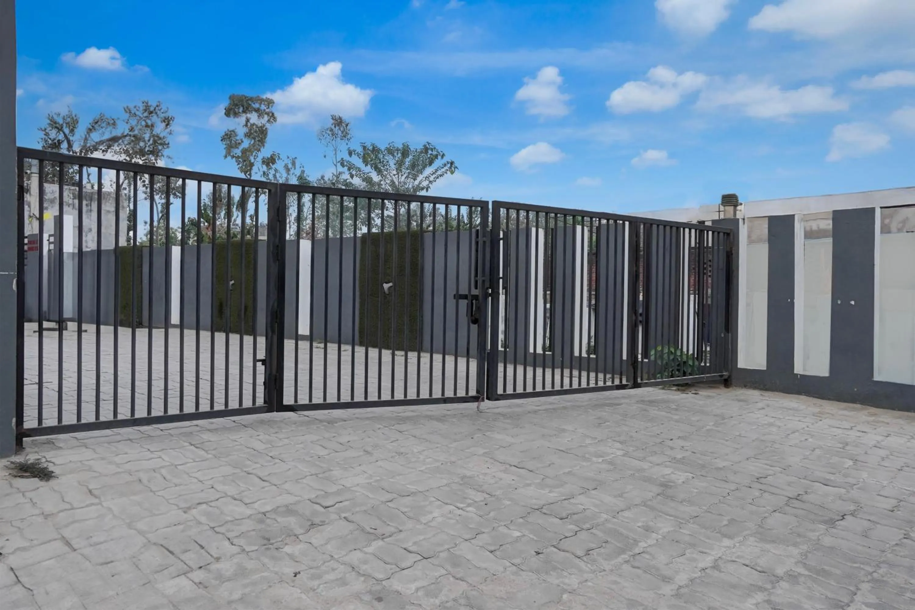 Facade/entrance in Super Townhouse Gomti Nagar Matiyari