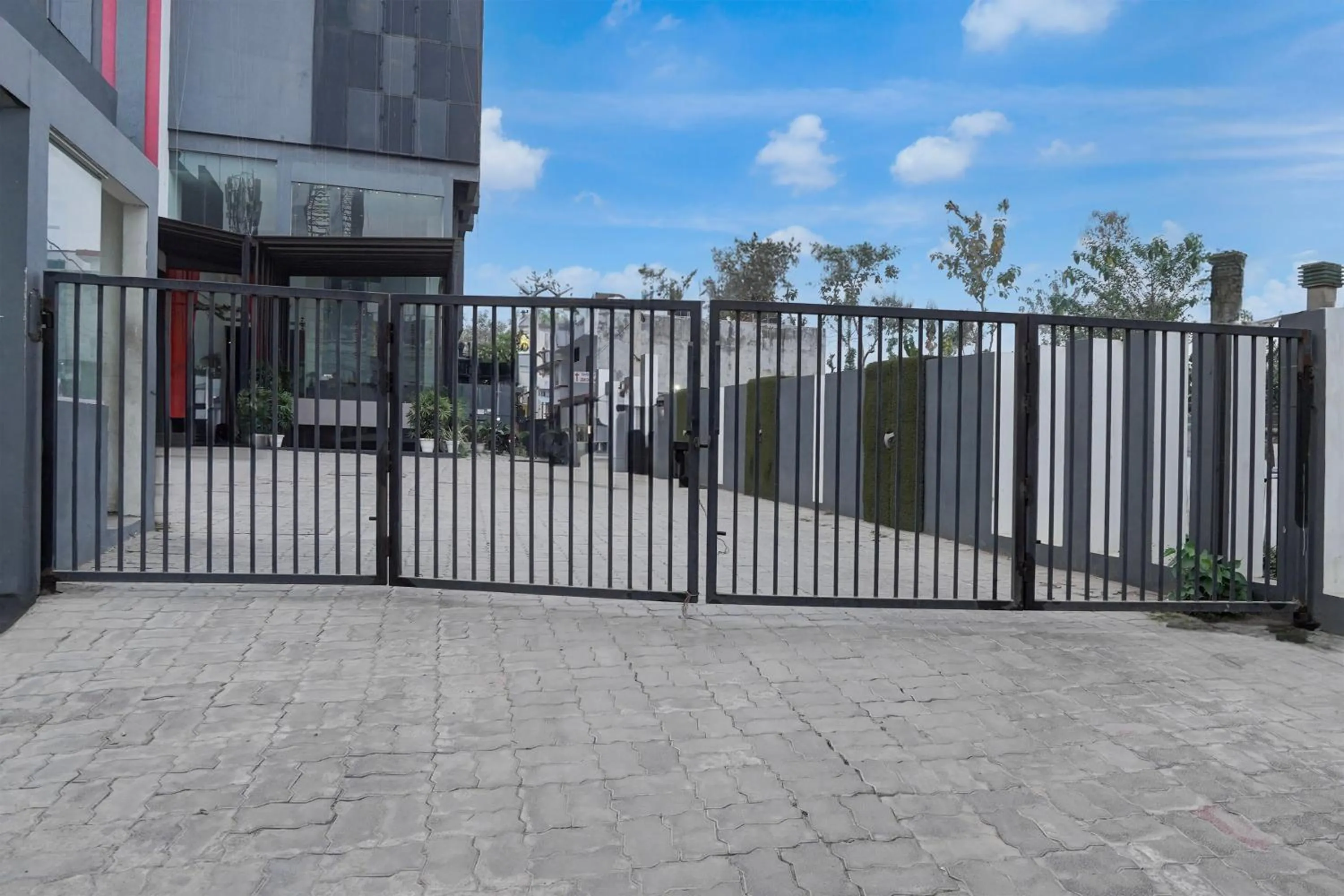 Facade/entrance in Super Townhouse Gomti Nagar Matiyari