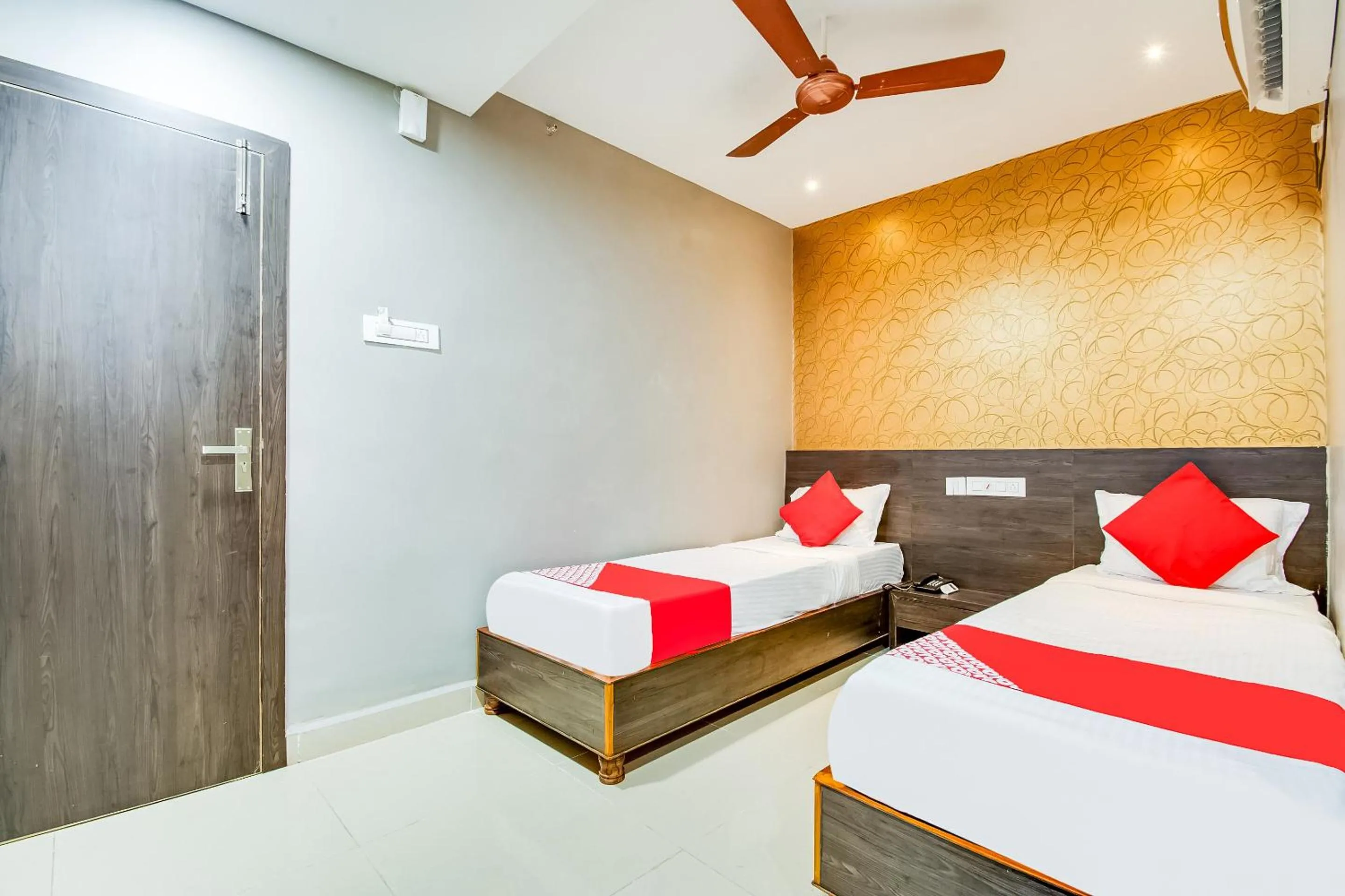 Bathroom, Bed in Hotel O CJ Inn