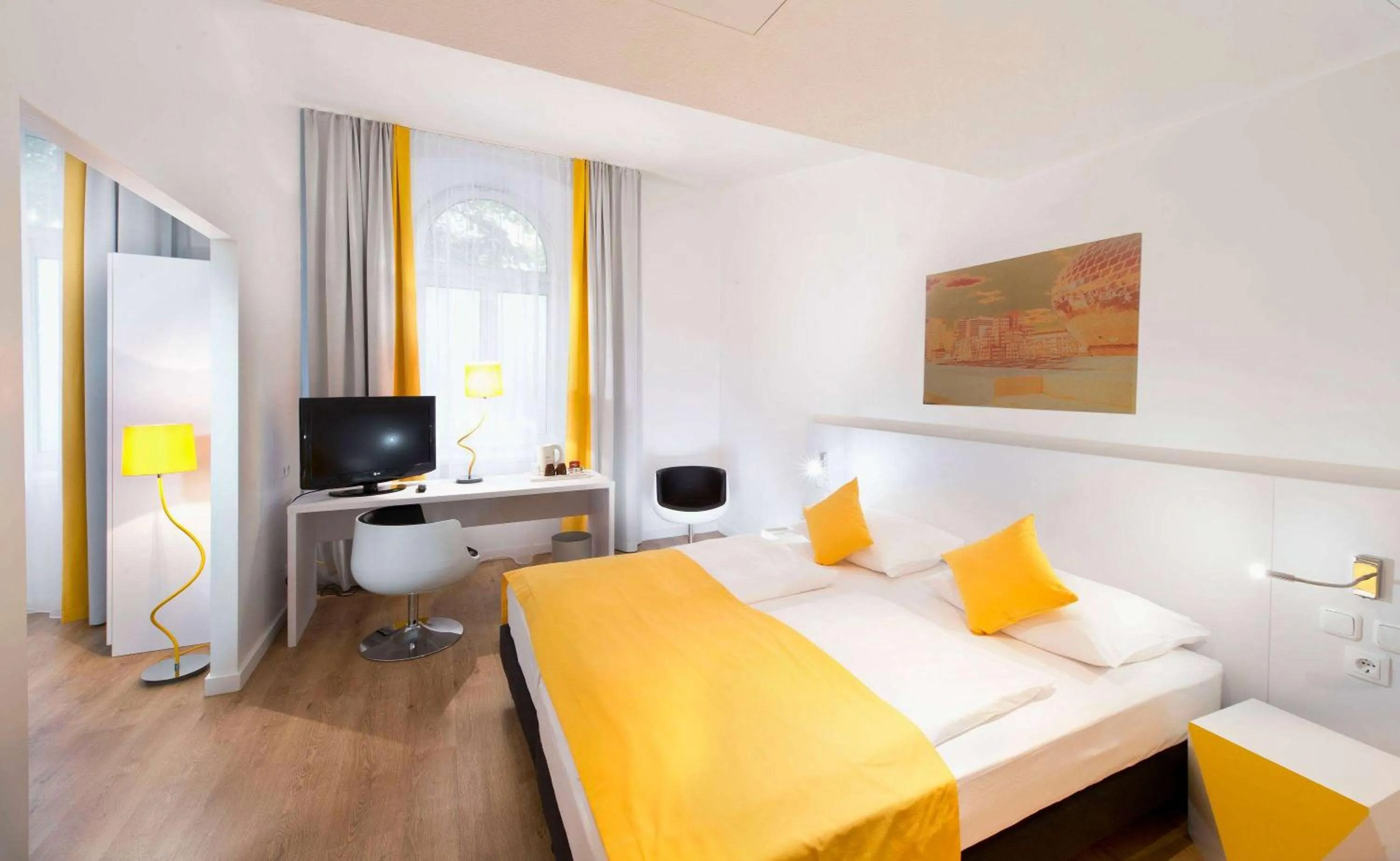 Photo of the whole room, Bed in Wyndham Garden Duesseldorf City Centre Koenigsallee