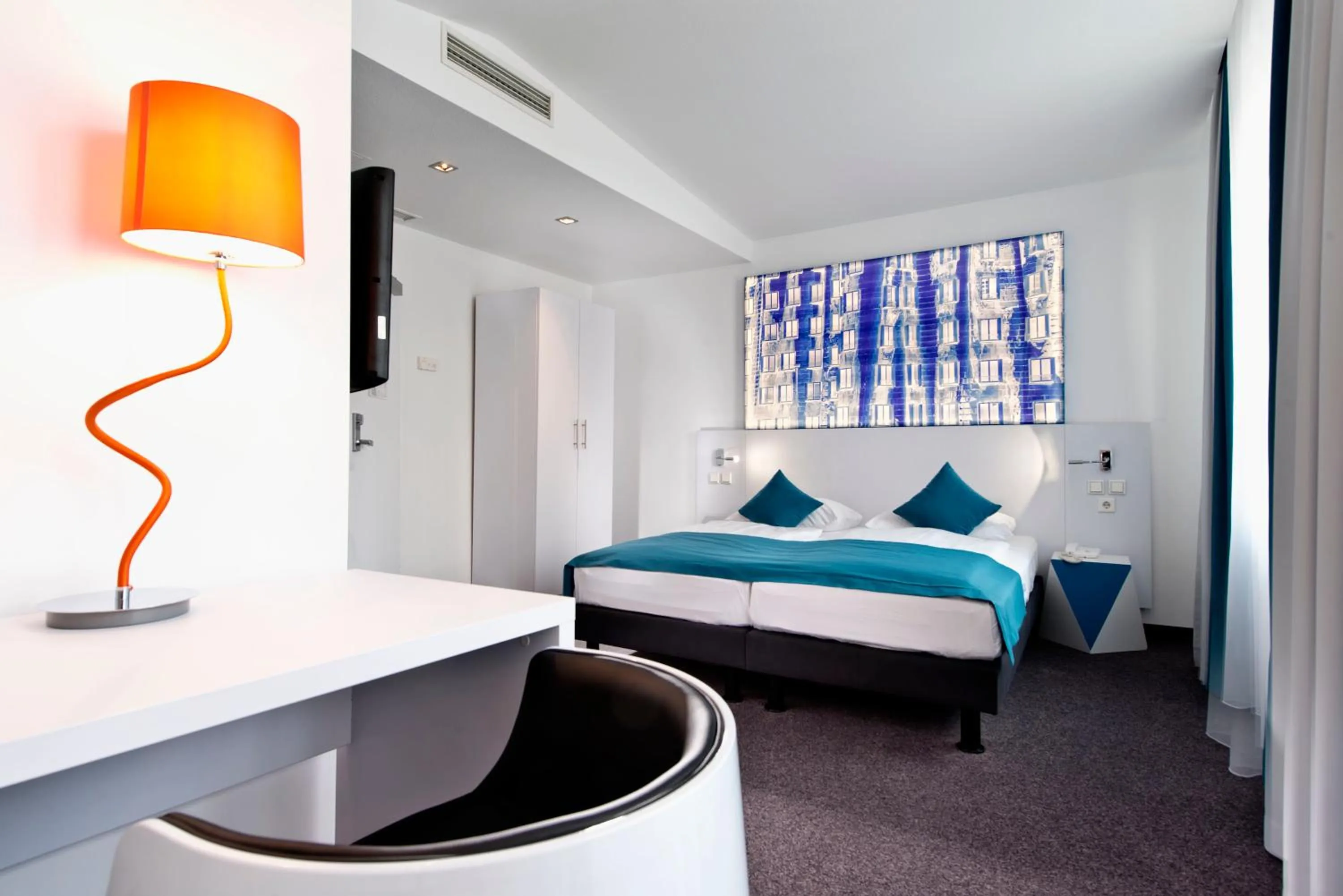 Photo of the whole room, Bed in Wyndham Garden Duesseldorf City Centre Koenigsallee