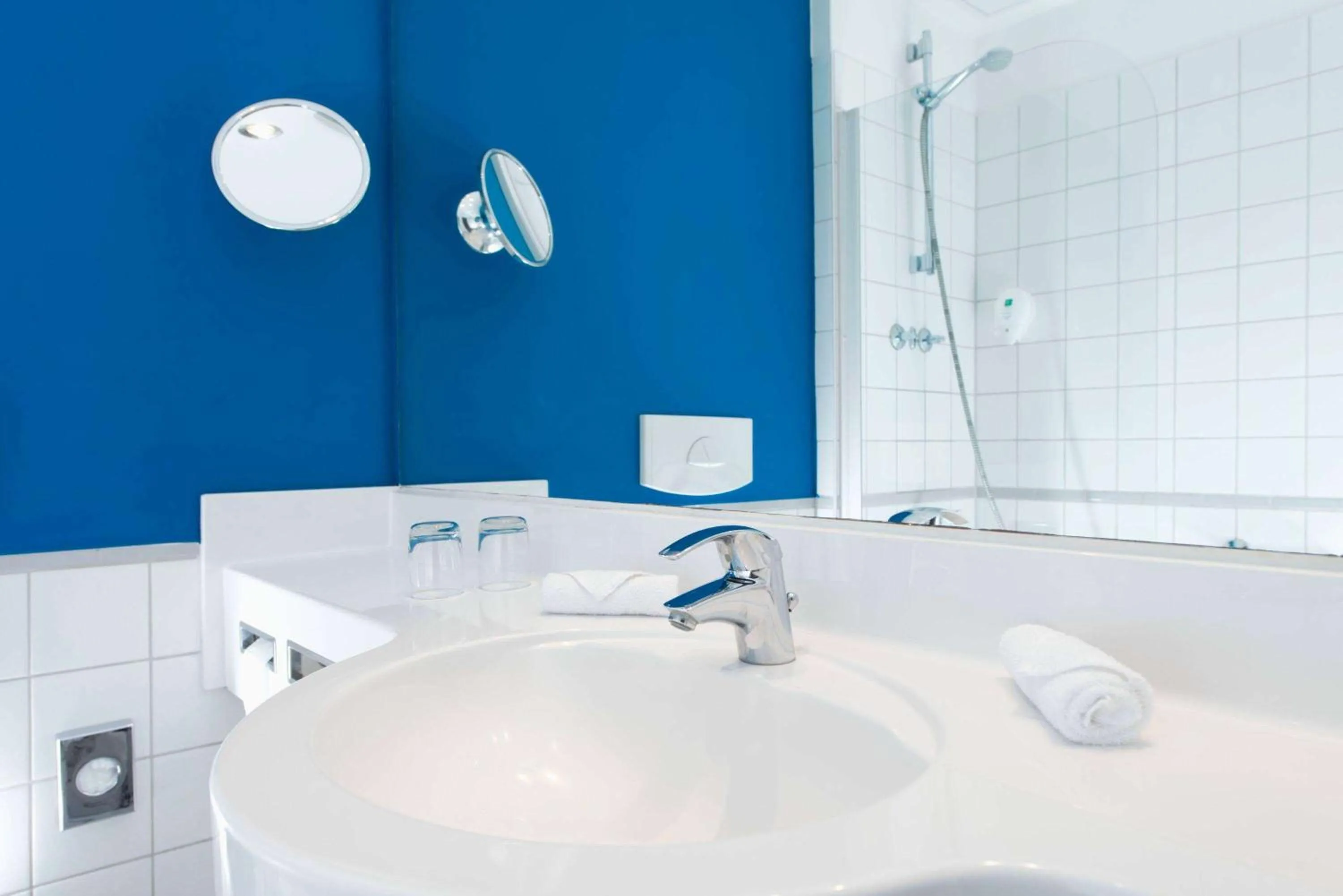 Photo of the whole room in Wyndham Garden Duesseldorf City Centre Koenigsallee