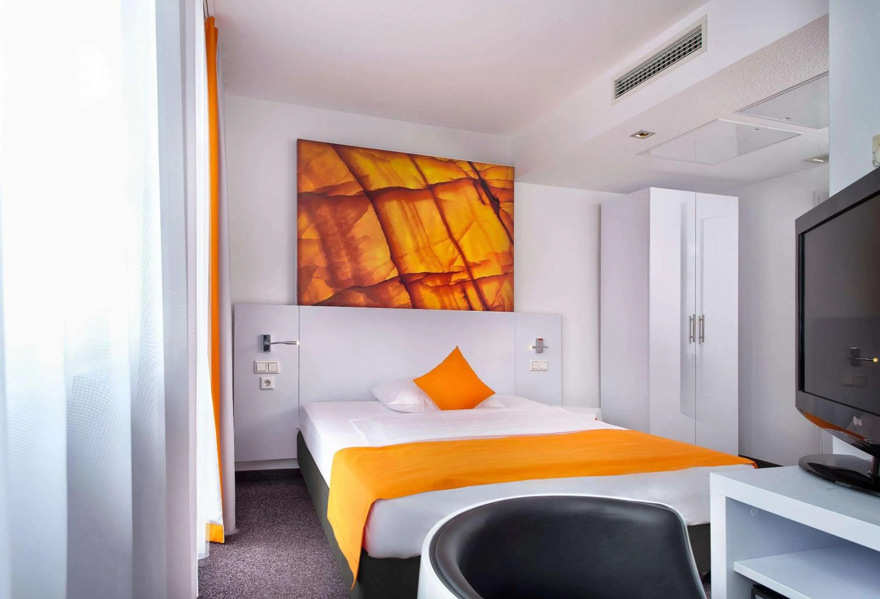 Photo of the whole room, Bed in Wyndham Garden Duesseldorf City Centre Koenigsallee