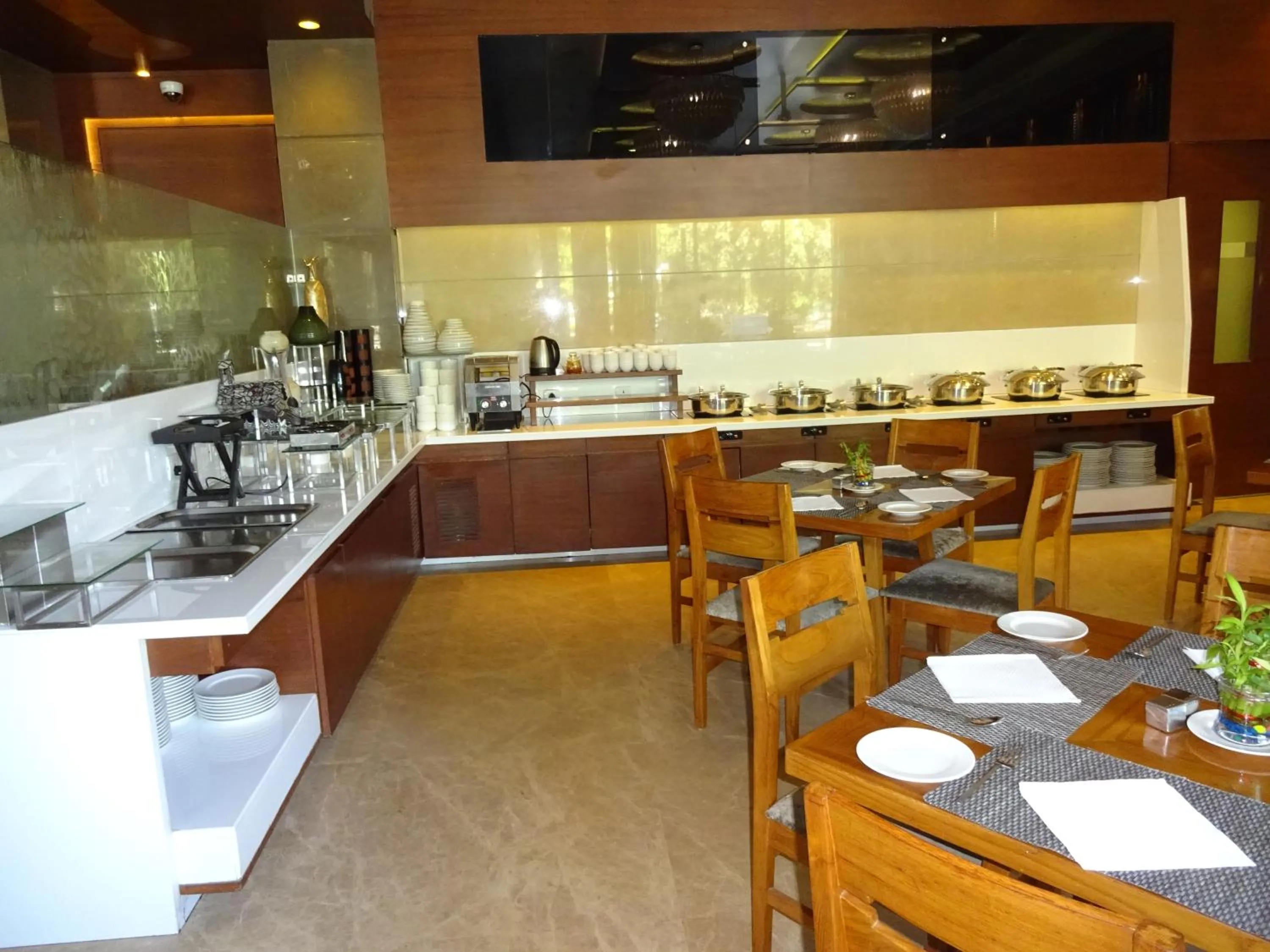 Restaurant/places to eat in Hotel Cosmopolitan