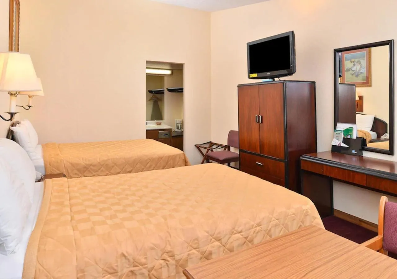Photo of the whole room, Bed in Nation's Inn Kinston