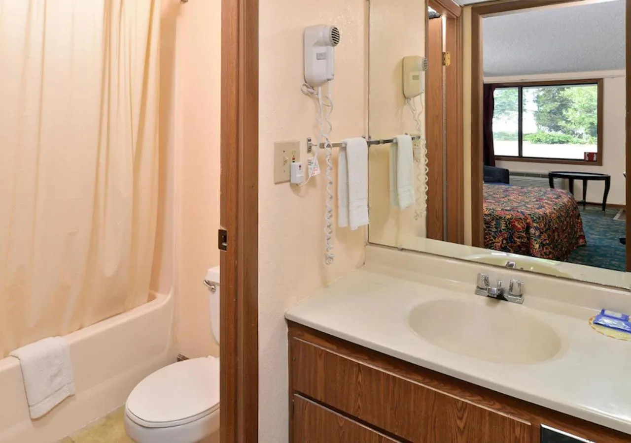 Bathroom in Nation's Inn Kinston