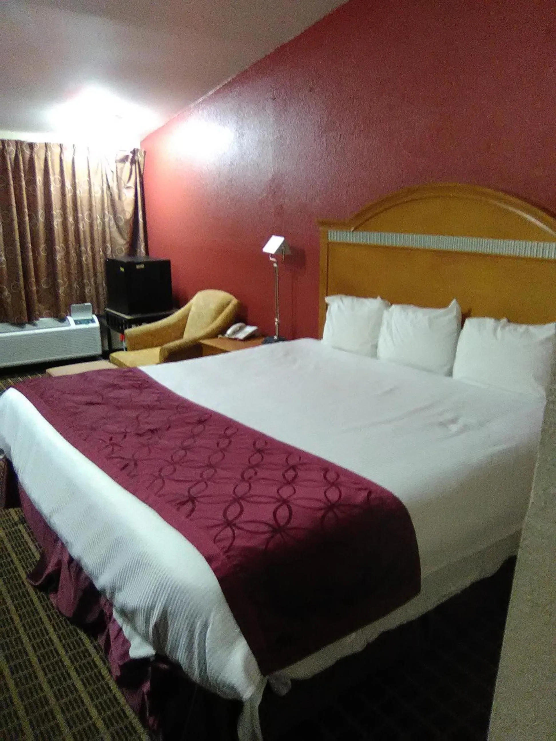 Bed in Nation's Inn Kinston