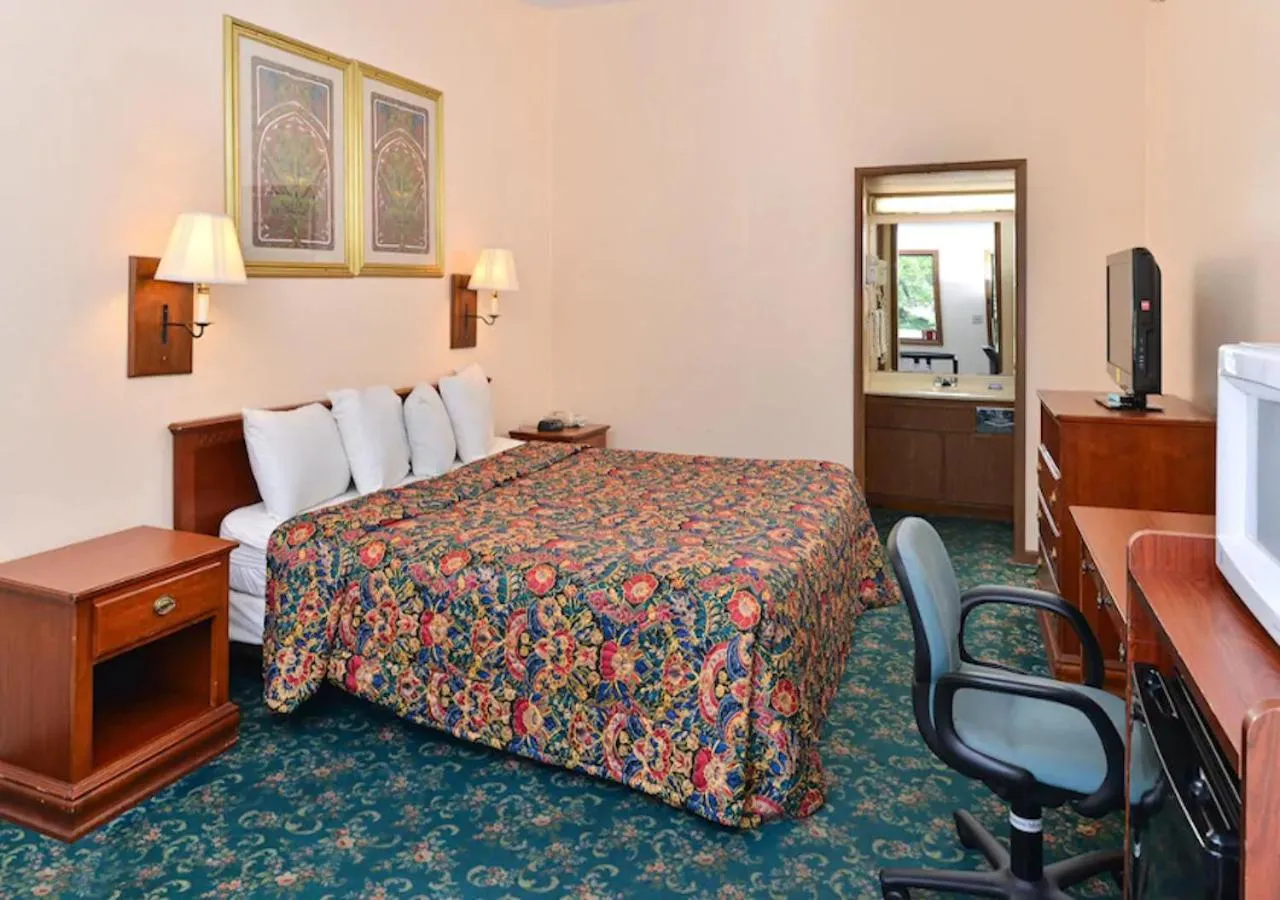 Photo of the whole room, Bed in Nation's Inn Kinston
