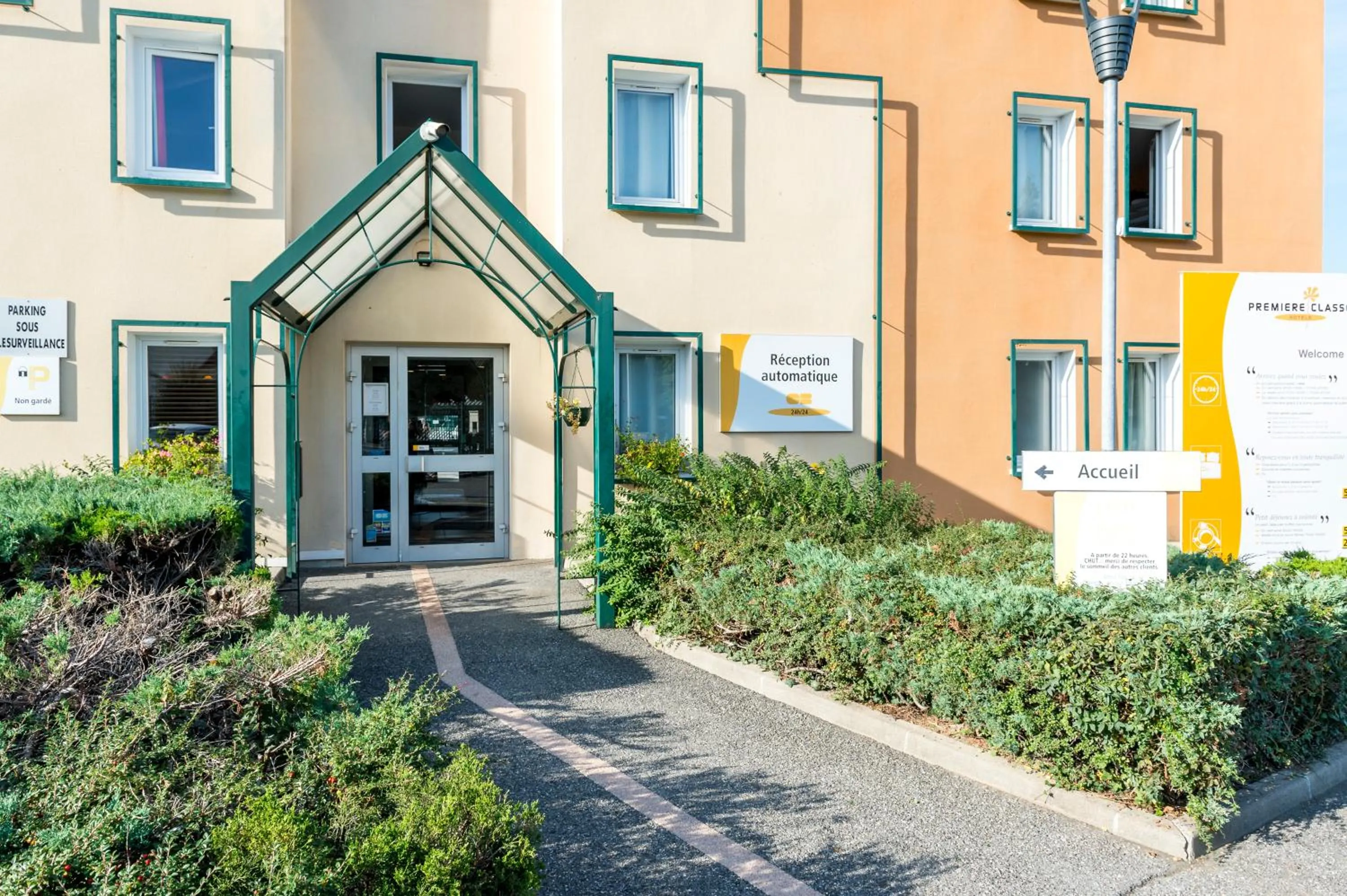 Facade/entrance in Premiere Classe Annecy Nord - Epagny