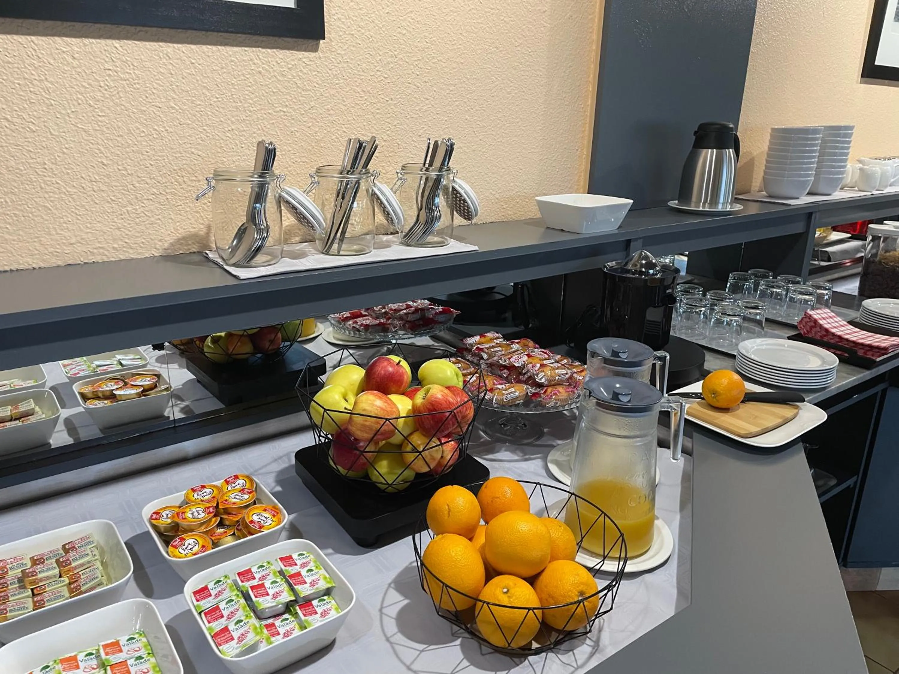 Buffet breakfast in Confort Hôtel