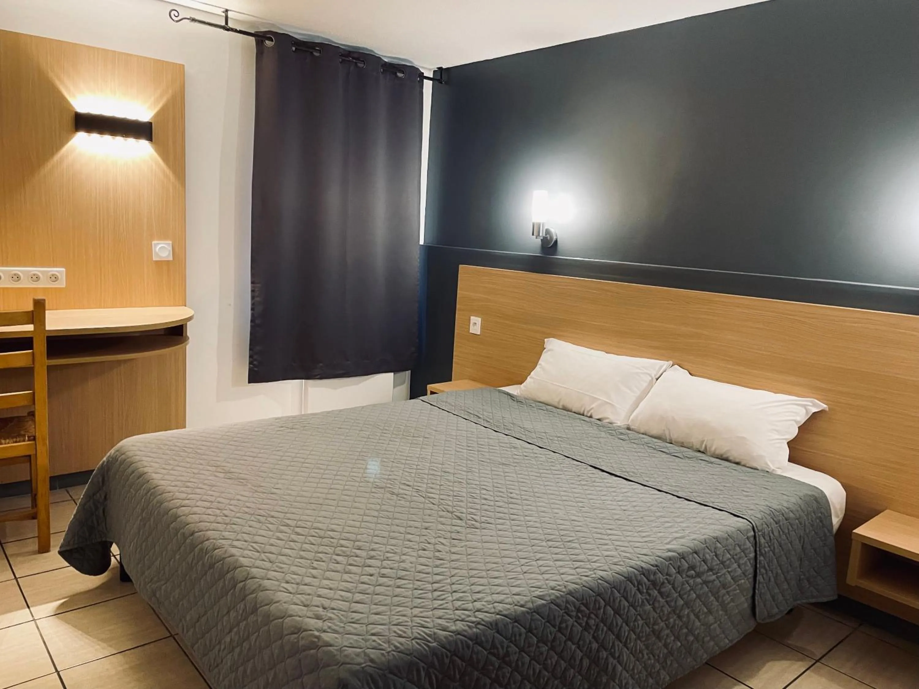 Bed in Confort Hôtel