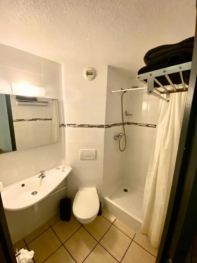 Bathroom in Confort Hôtel