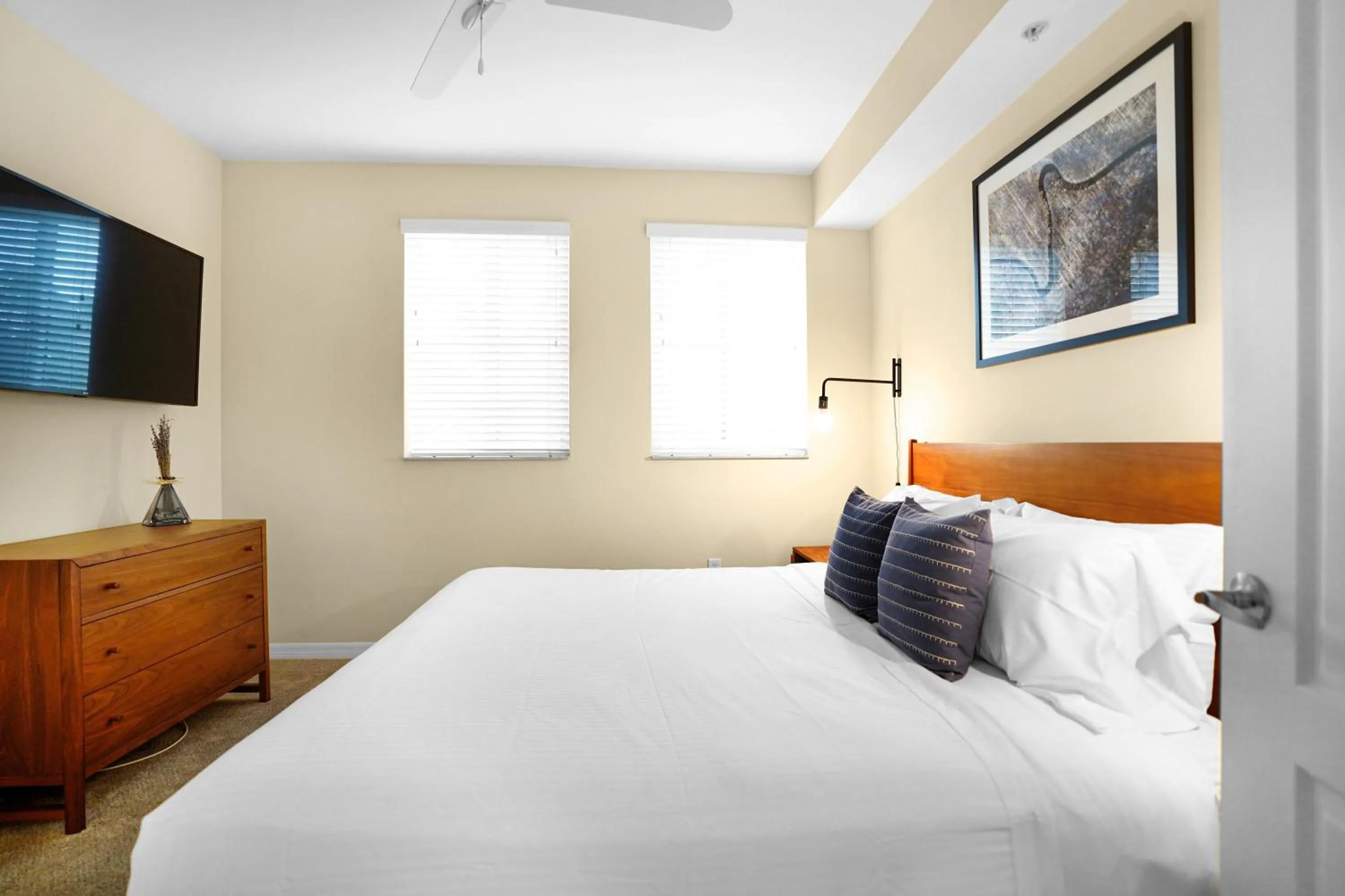 TV and multimedia, Bed in Dharma Home Suites South Miami at Red Road Commons